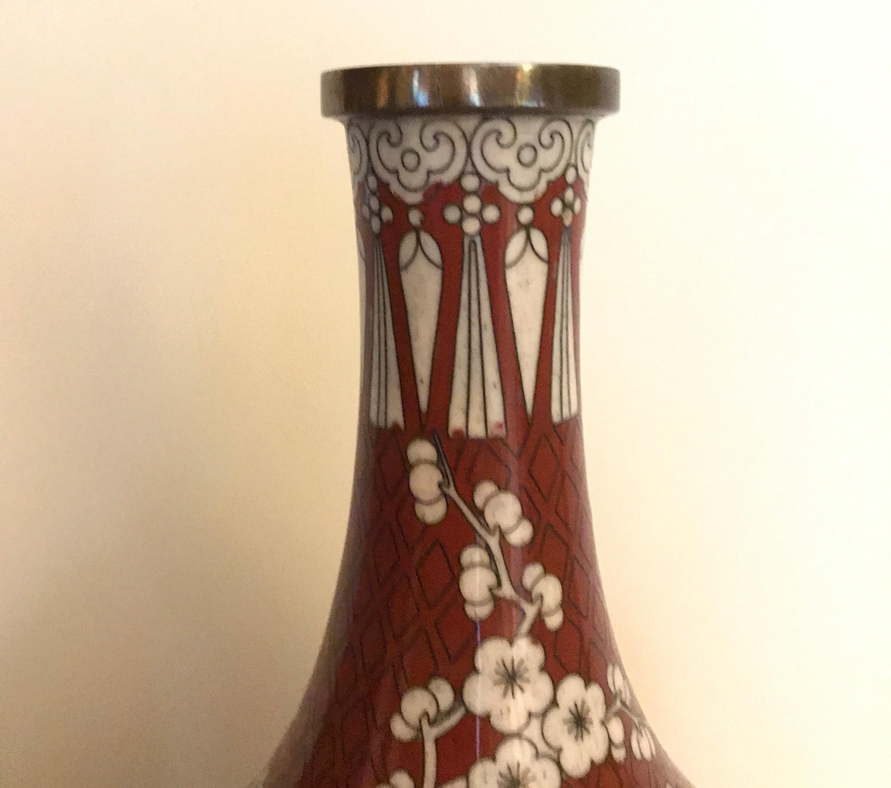 Exportation chinoise Paire de vases de forme Gordes en cloisonné de la Chine ancienne, vers 1900 en vente