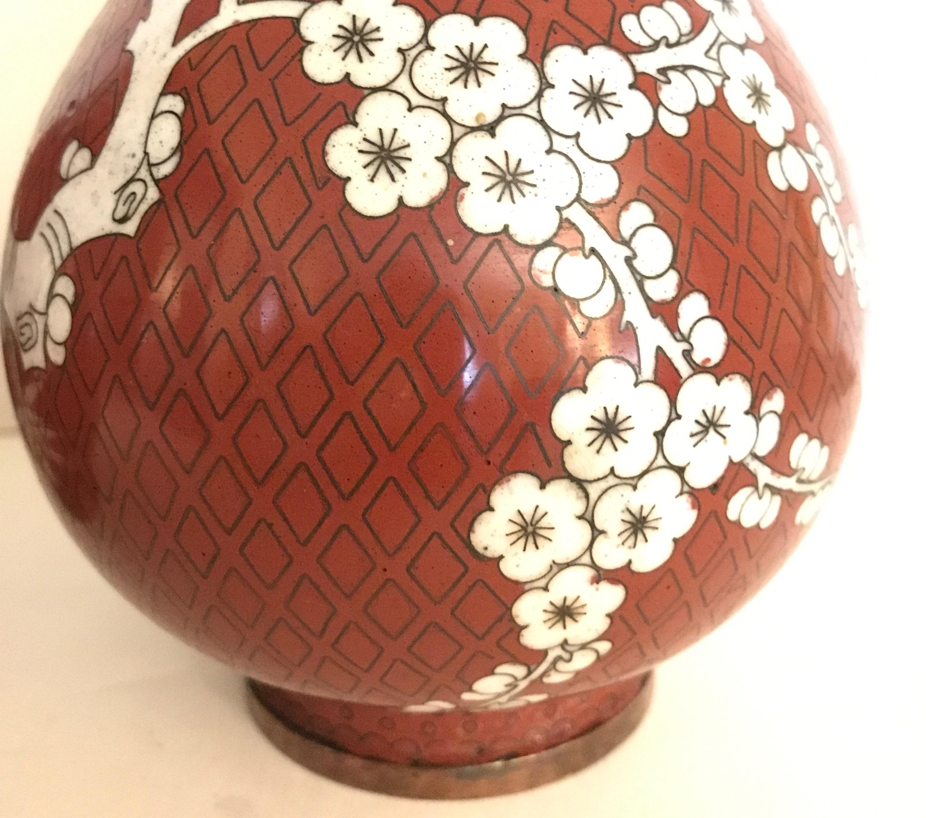 Chinois Paire de vases de forme Gordes en cloisonné de la Chine ancienne, vers 1900 en vente