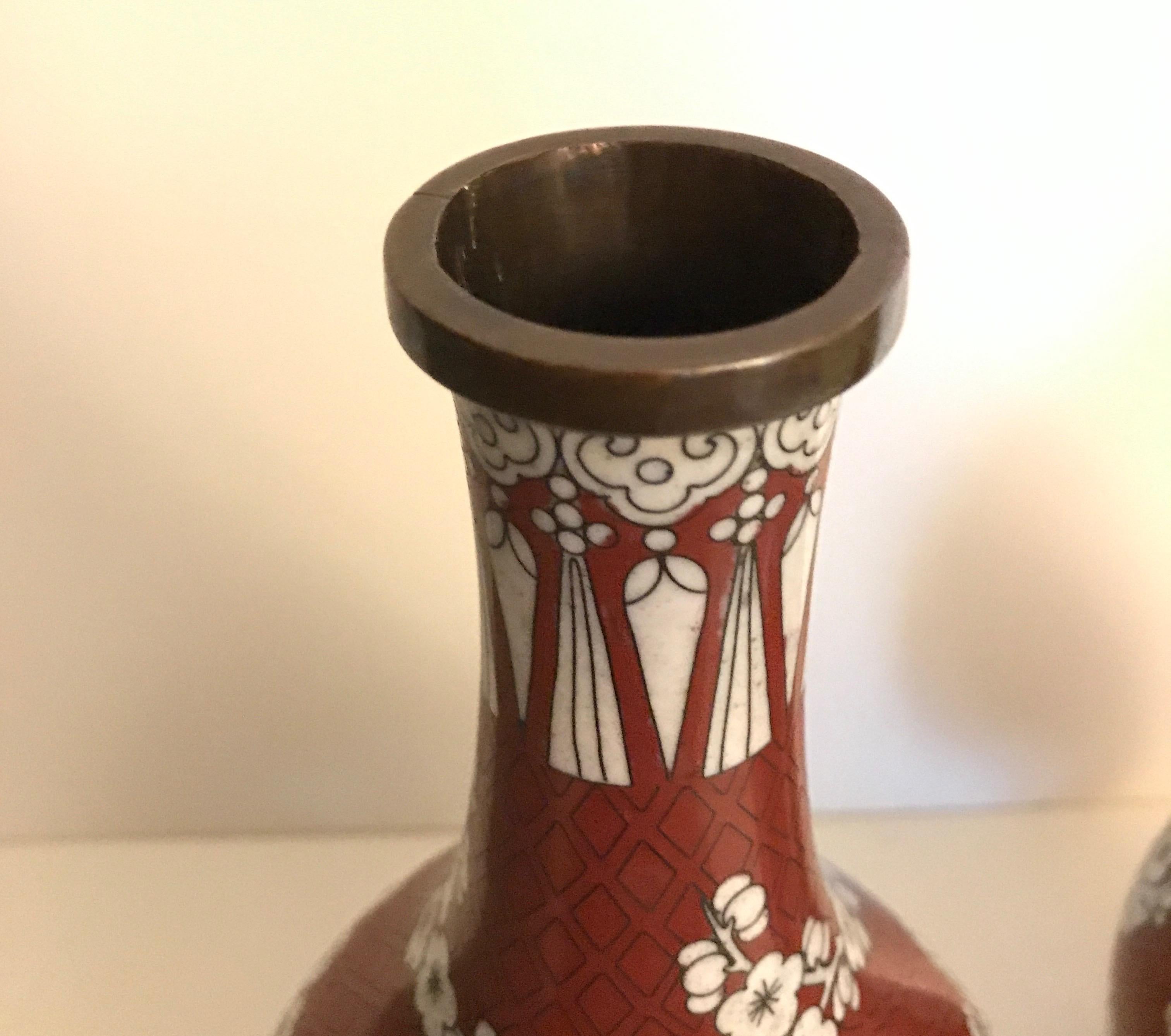 Début du 20ème siècle Paire de vases de forme Gordes en cloisonné de la Chine ancienne, vers 1900 en vente