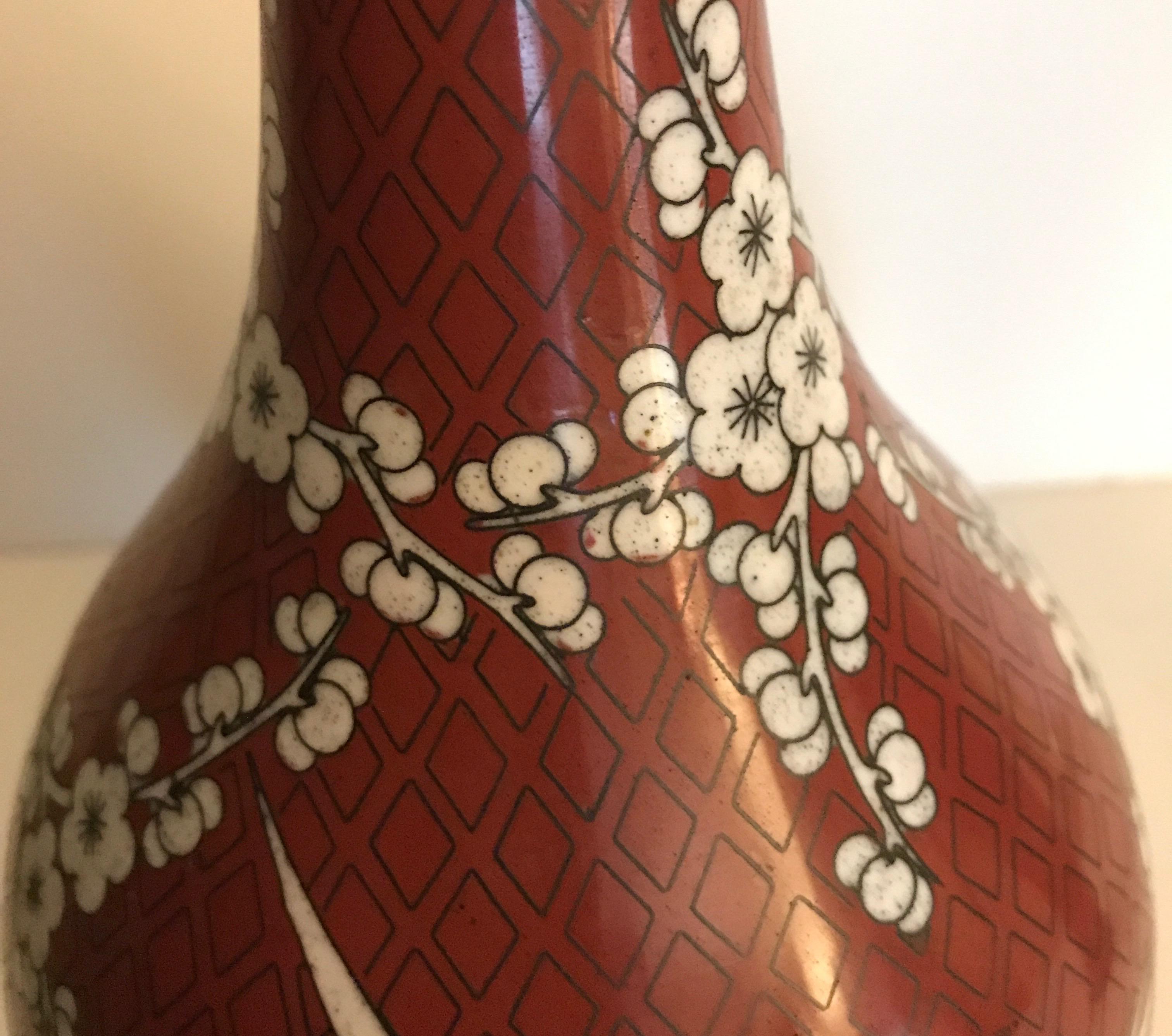 Paire de vases de forme Gordes en cloisonné de la Chine ancienne, vers 1900 en vente 1
