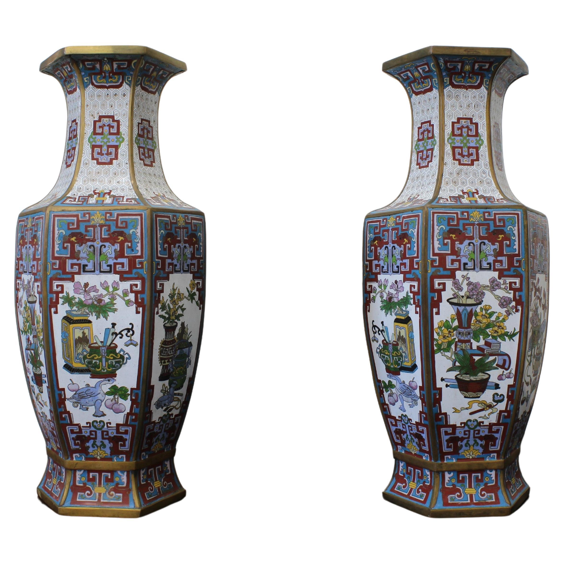 Paire de vases cloisonnés chinois anciens Bon état - En vente à San Diego, CA