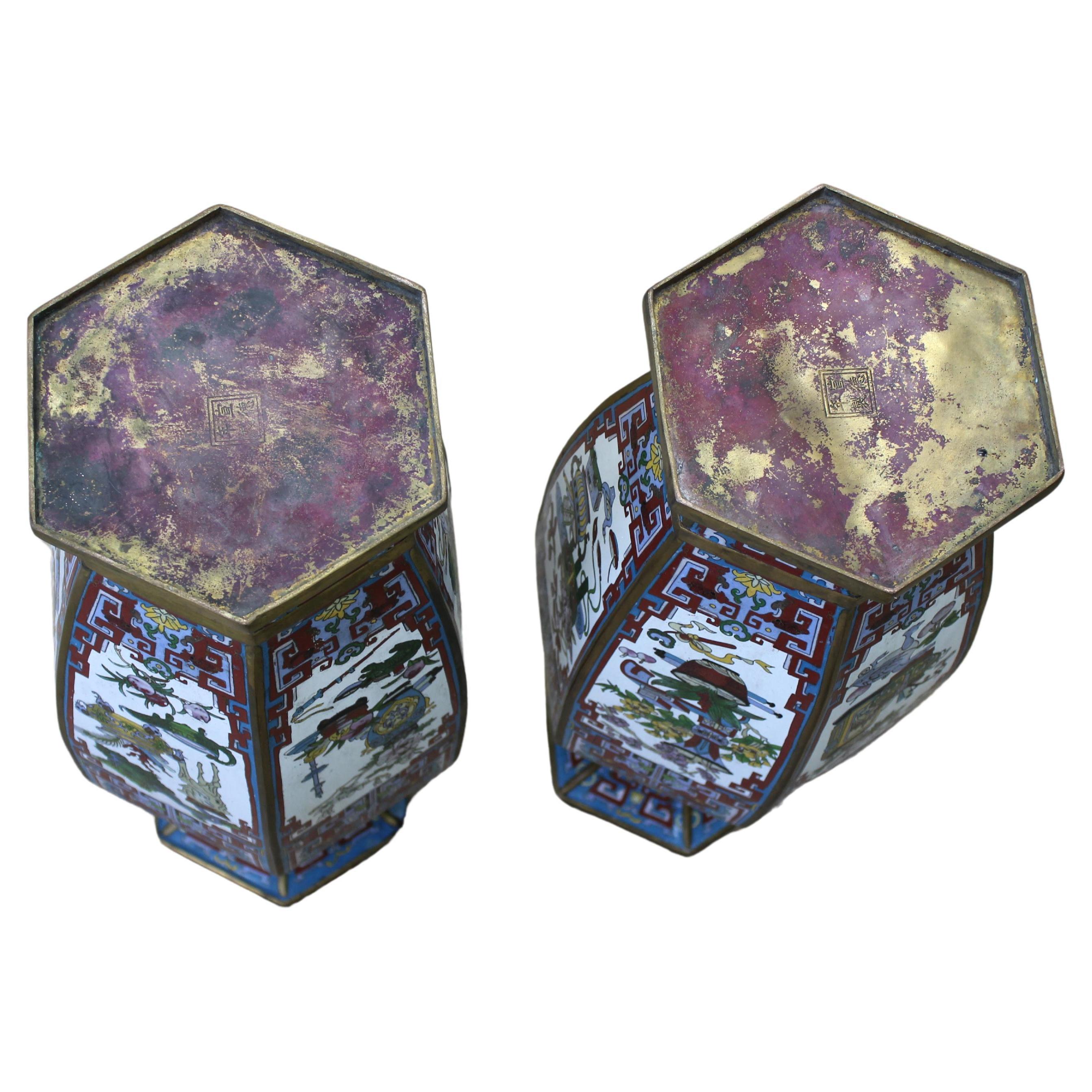 Paire de vases cloisonnés chinois anciens en vente 1