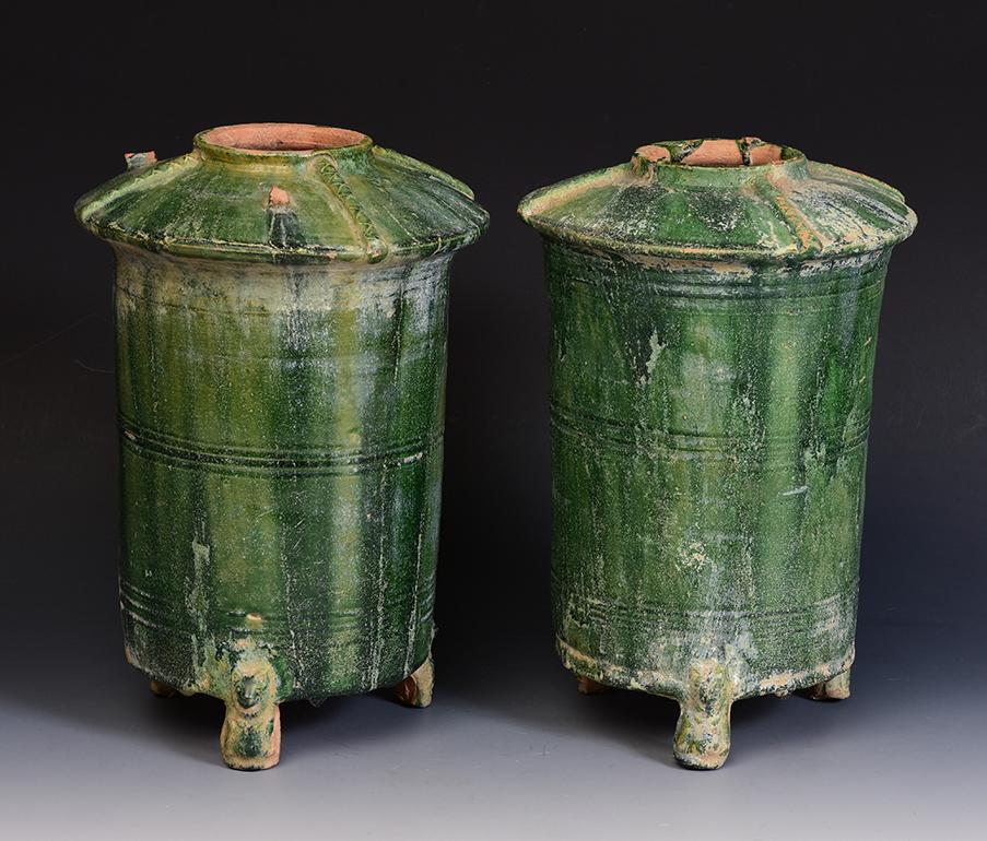 Pair of Antique Chinese Han Dynasty Green Glazed Pottery Granary Jars In Good Condition In Sampantawong, TH