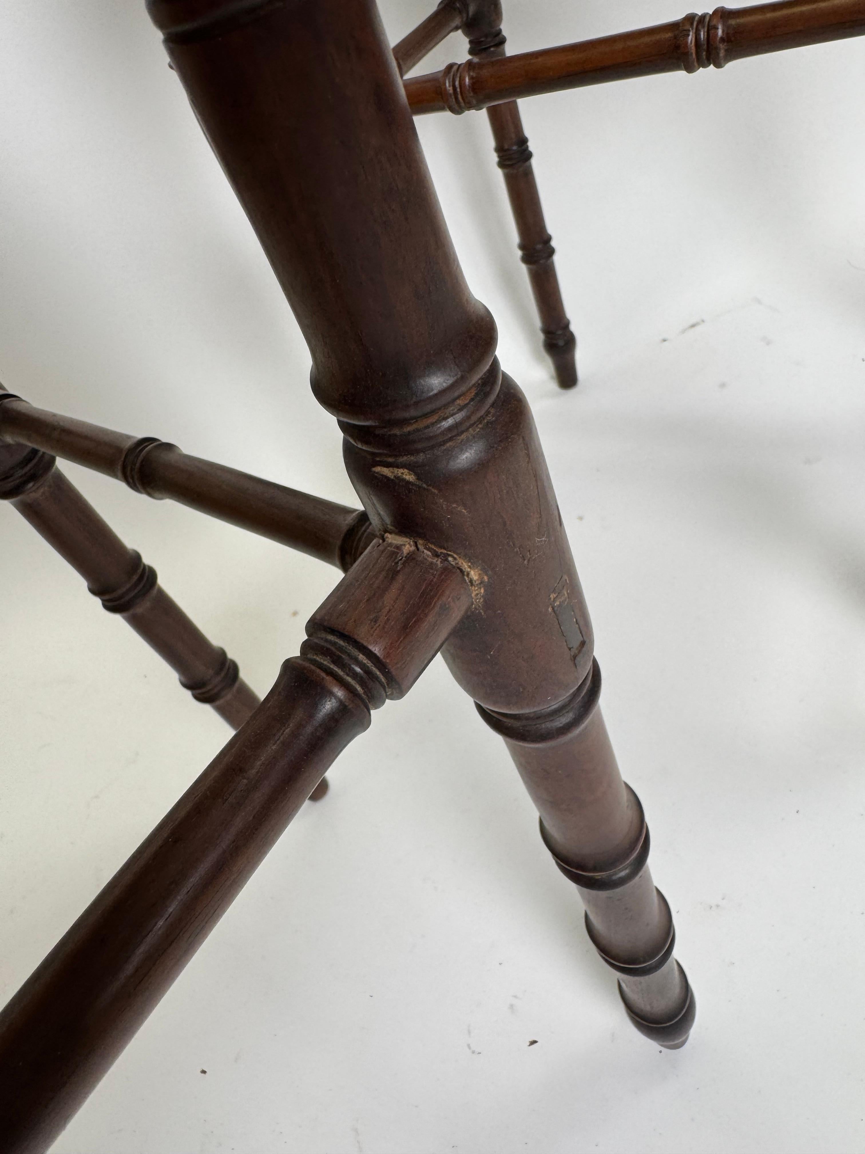 Paire de tables chinoises anciennes en bois de rose avec pieds tournés en vente 2