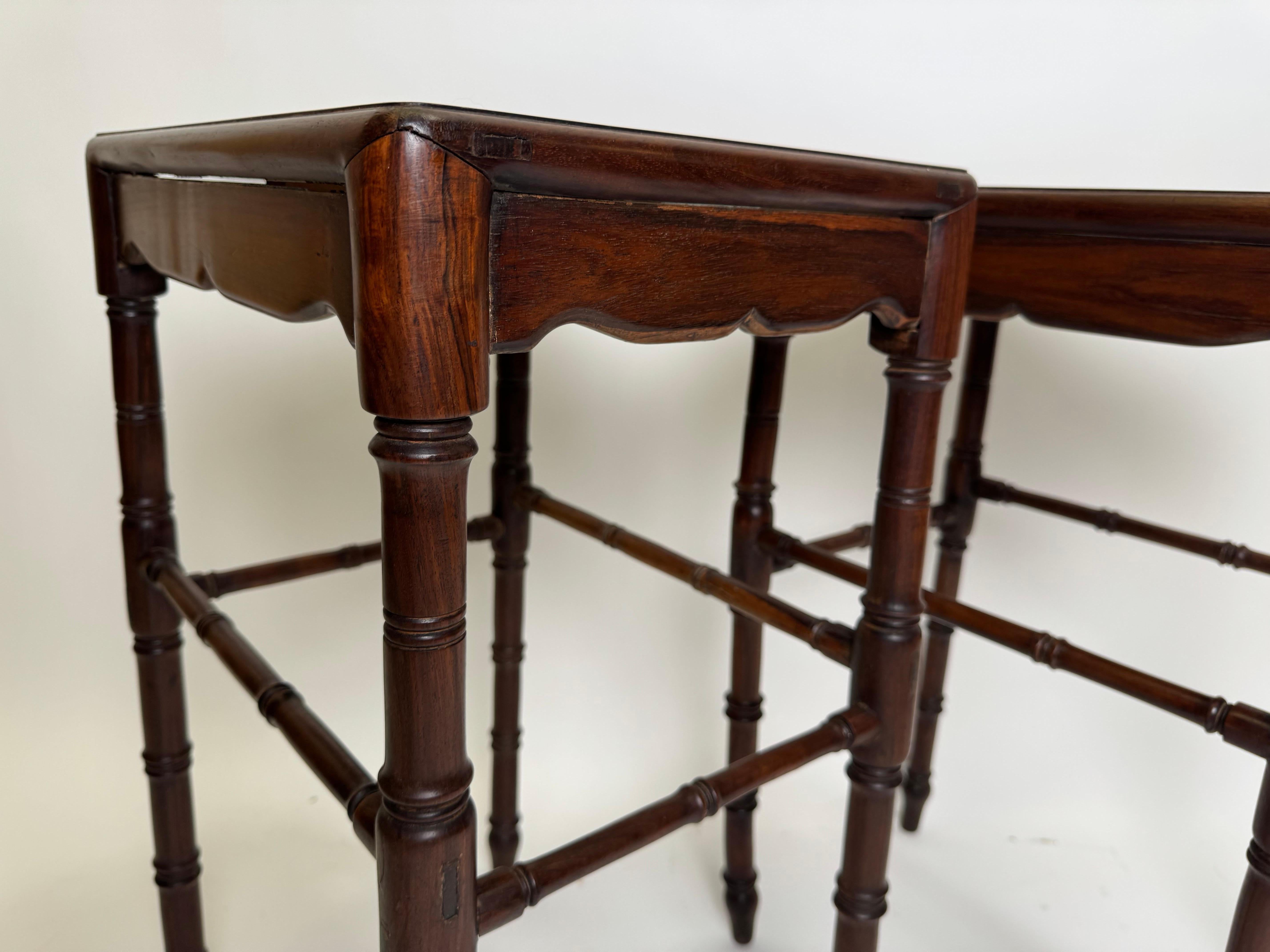 Paire de tables chinoises anciennes en bois de rose avec pieds tournés en vente 3