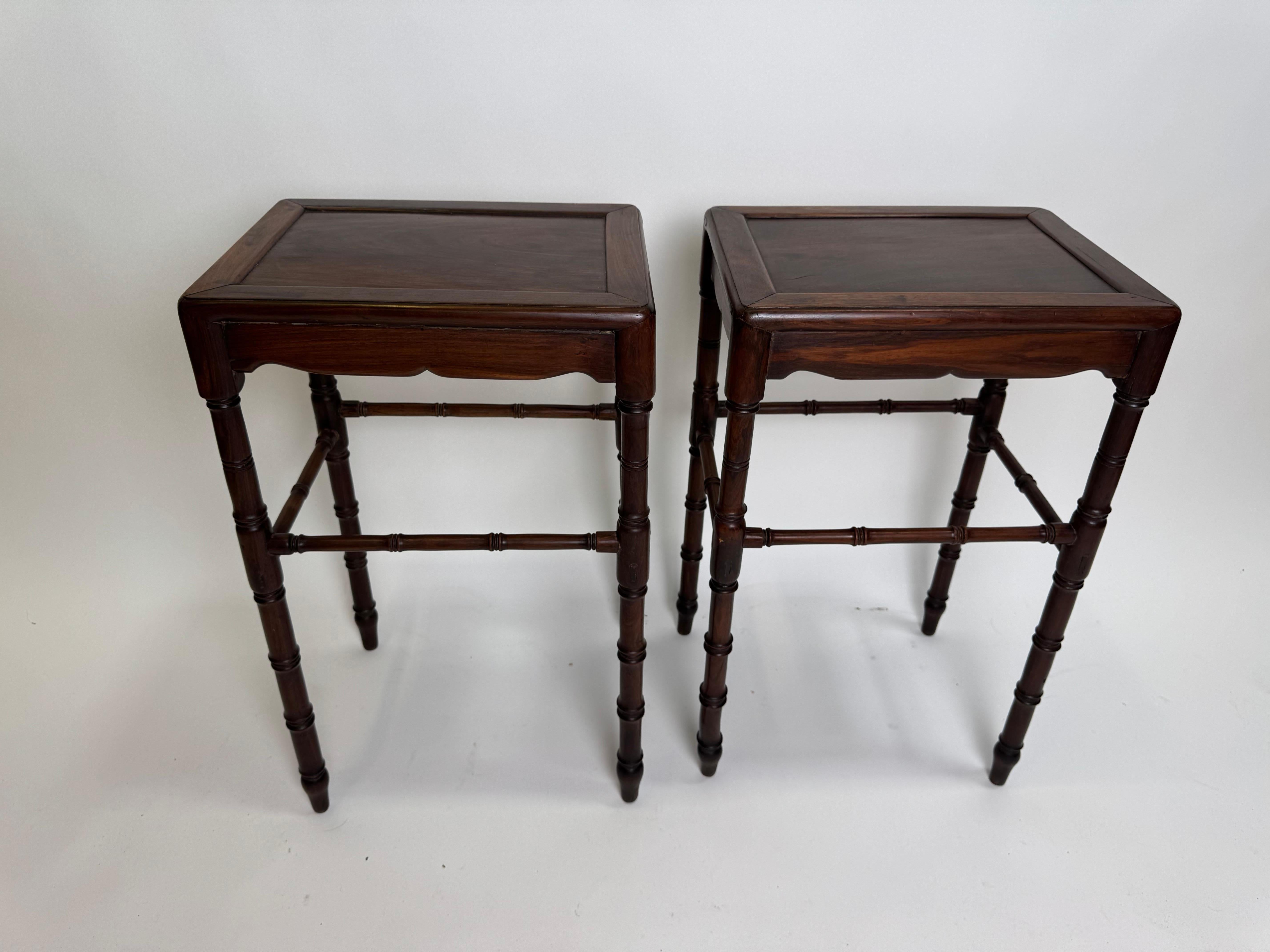 Paire de tables chinoises anciennes en bois de rose avec pieds tournés en vente 5