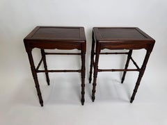 Ein Paar antiker chinesischer Palisandertische mit gedrechselten Beinen