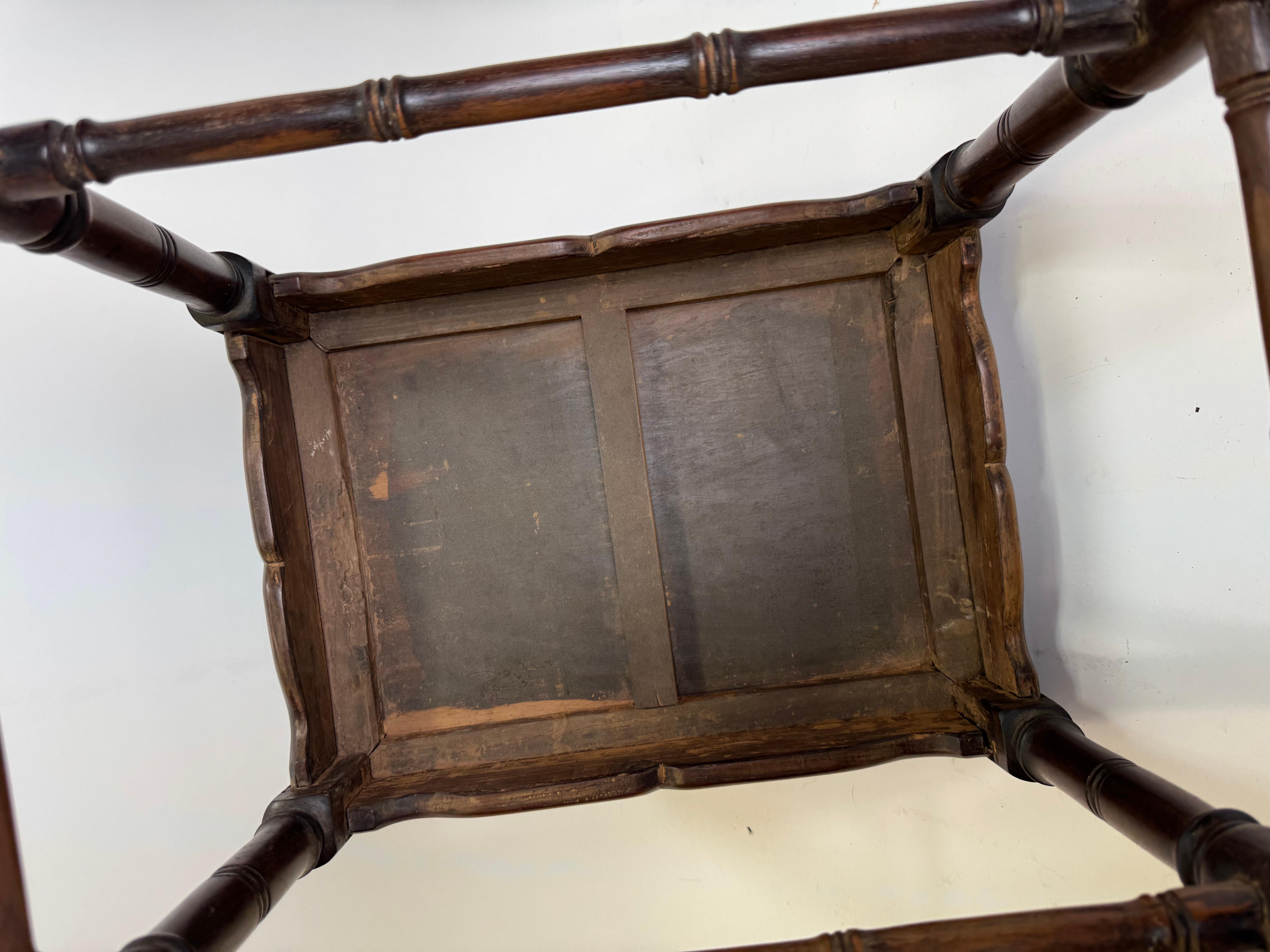 Sculpté à la main Paire de tables chinoises anciennes en bois de rose avec pieds tournés en vente