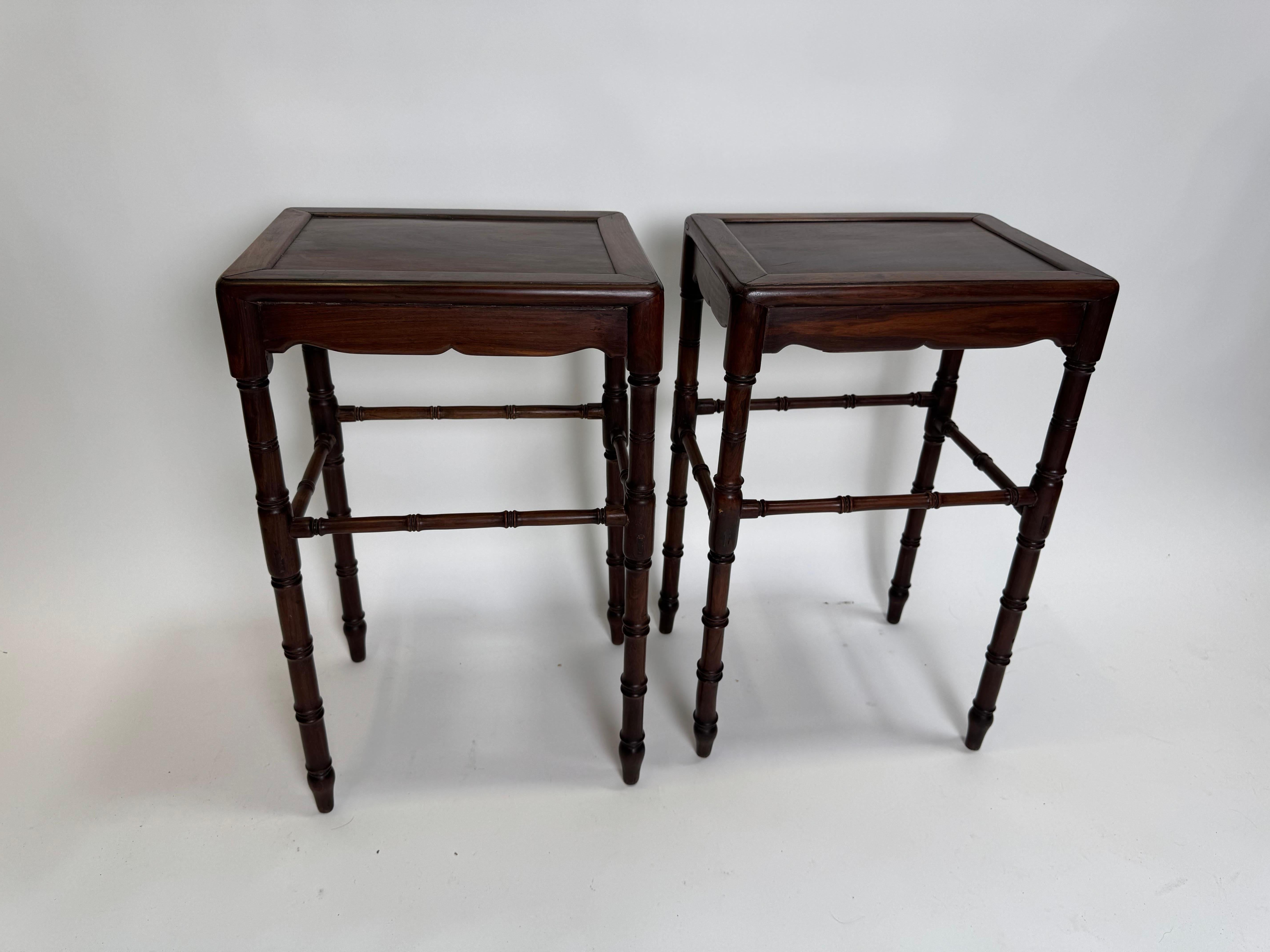 Paire de tables chinoises anciennes en bois de rose avec pieds tournés État moyen - En vente à Dallas, TX