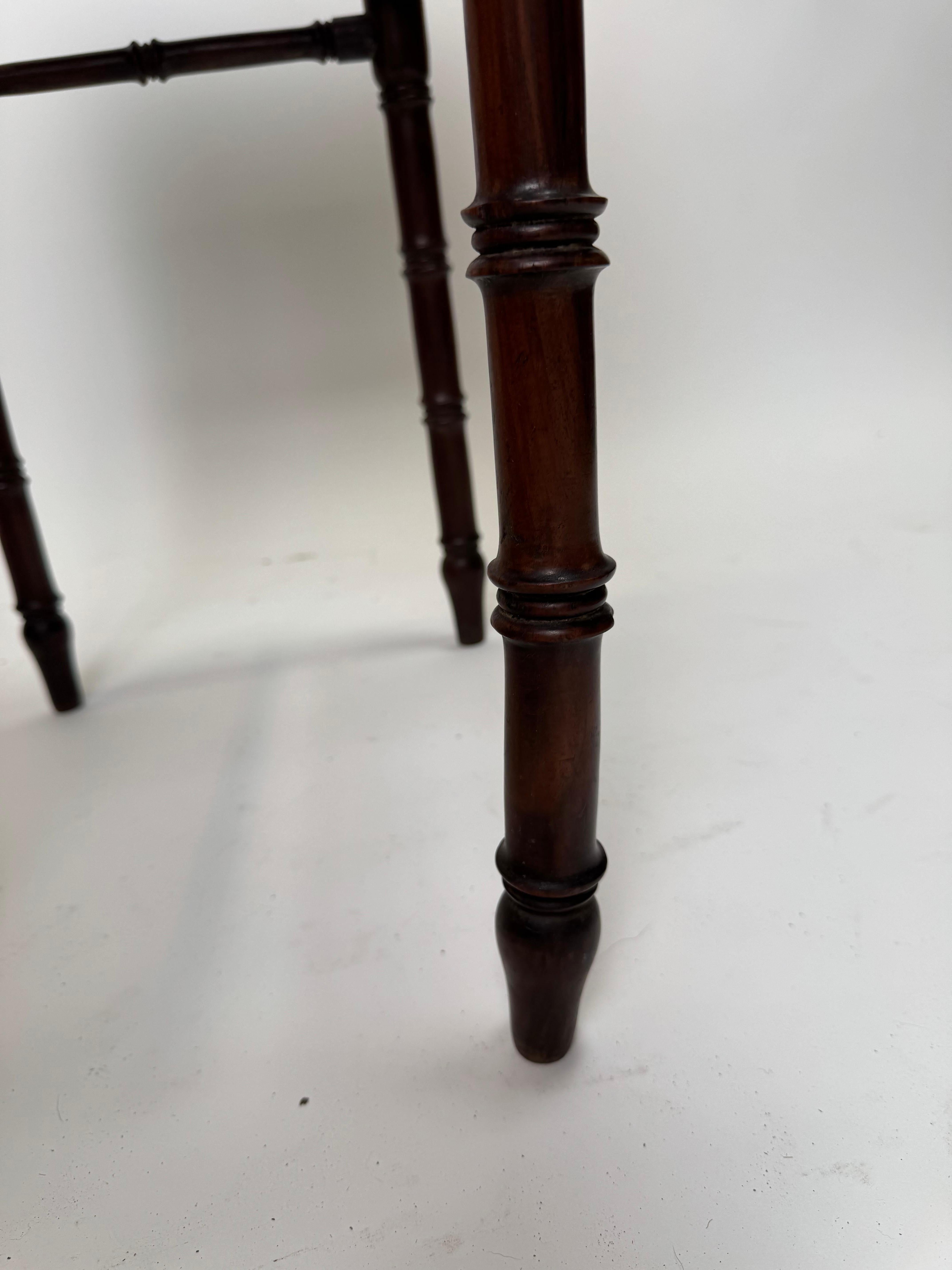 20ième siècle Paire de tables chinoises anciennes en bois de rose avec pieds tournés en vente