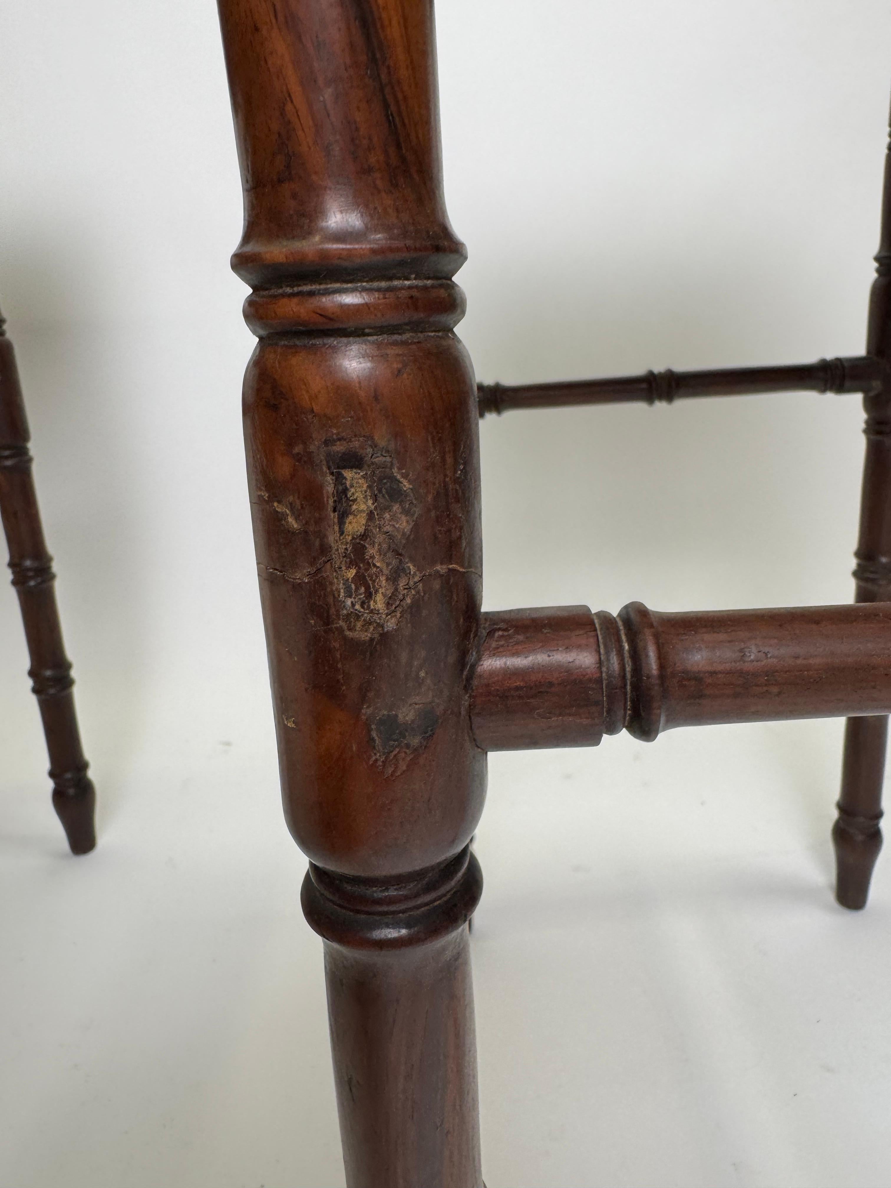 Bois de rose Paire de tables chinoises anciennes en bois de rose avec pieds tournés en vente