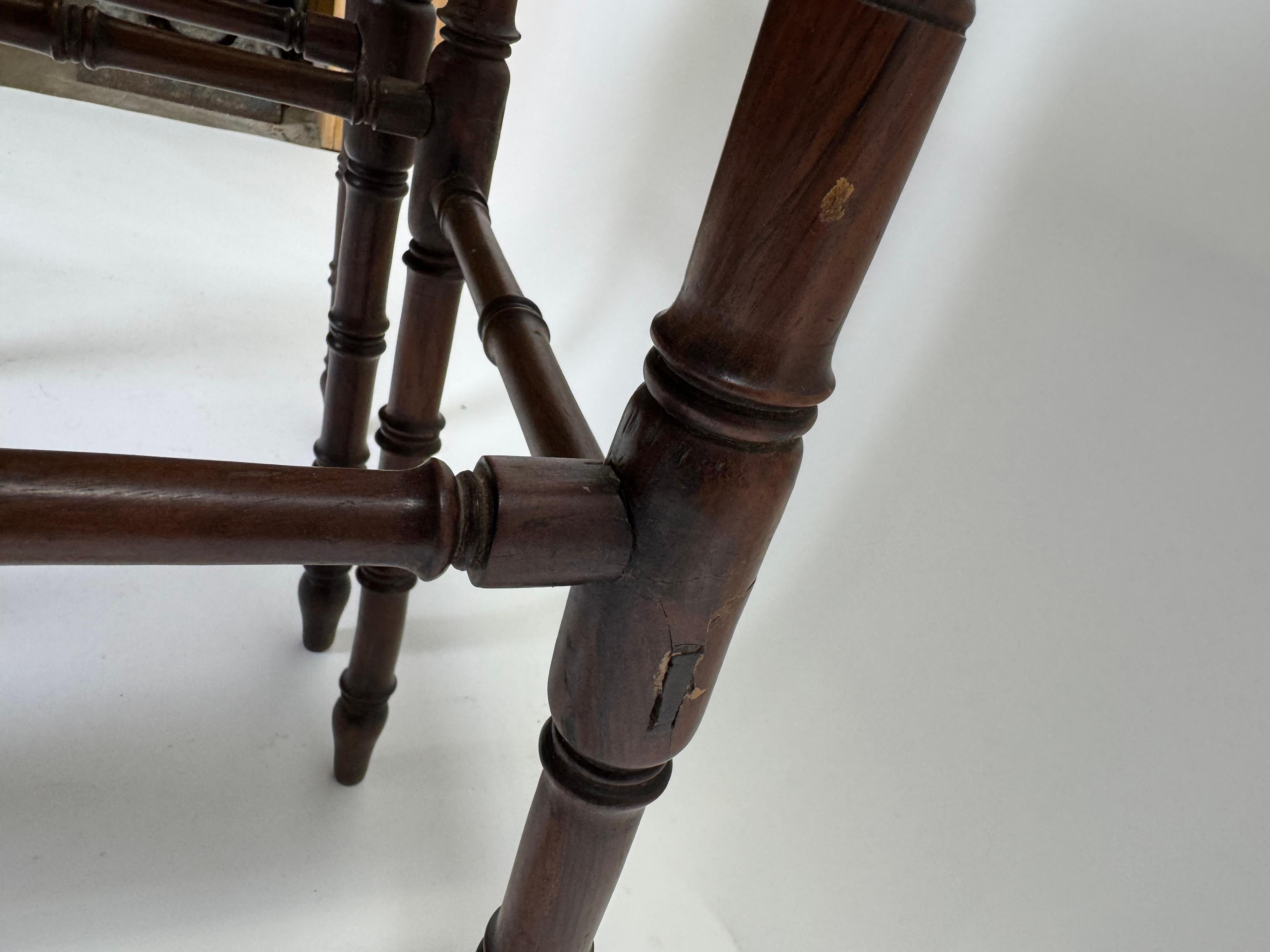 Paire de tables chinoises anciennes en bois de rose avec pieds tournés en vente 1