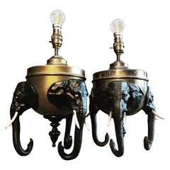 Paire de lampes éléphantesques anciennes en bronze peint à froid