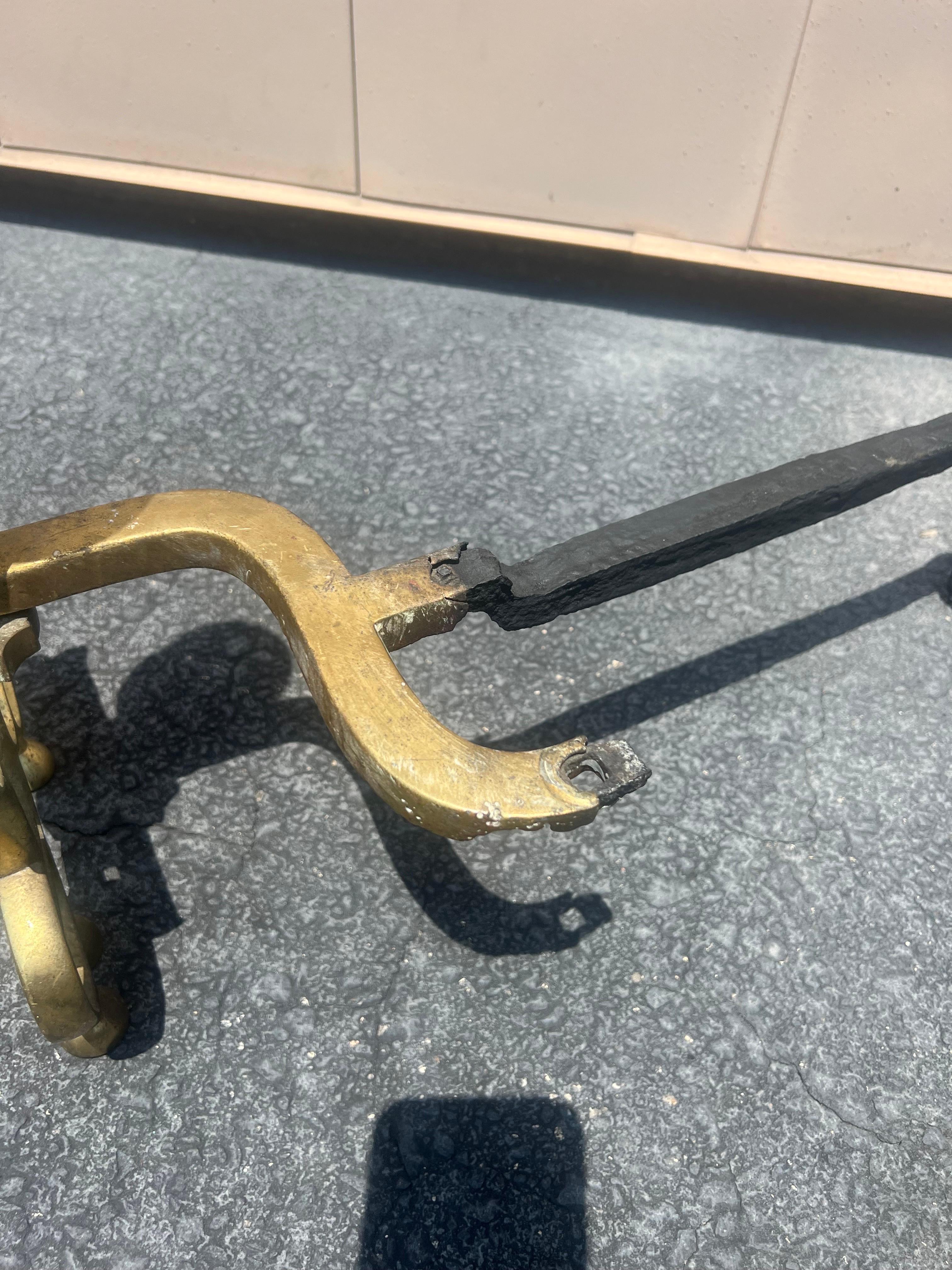 A pair of Antique English Brass Andirons In Good Condition For Sale In Charleston, SC
