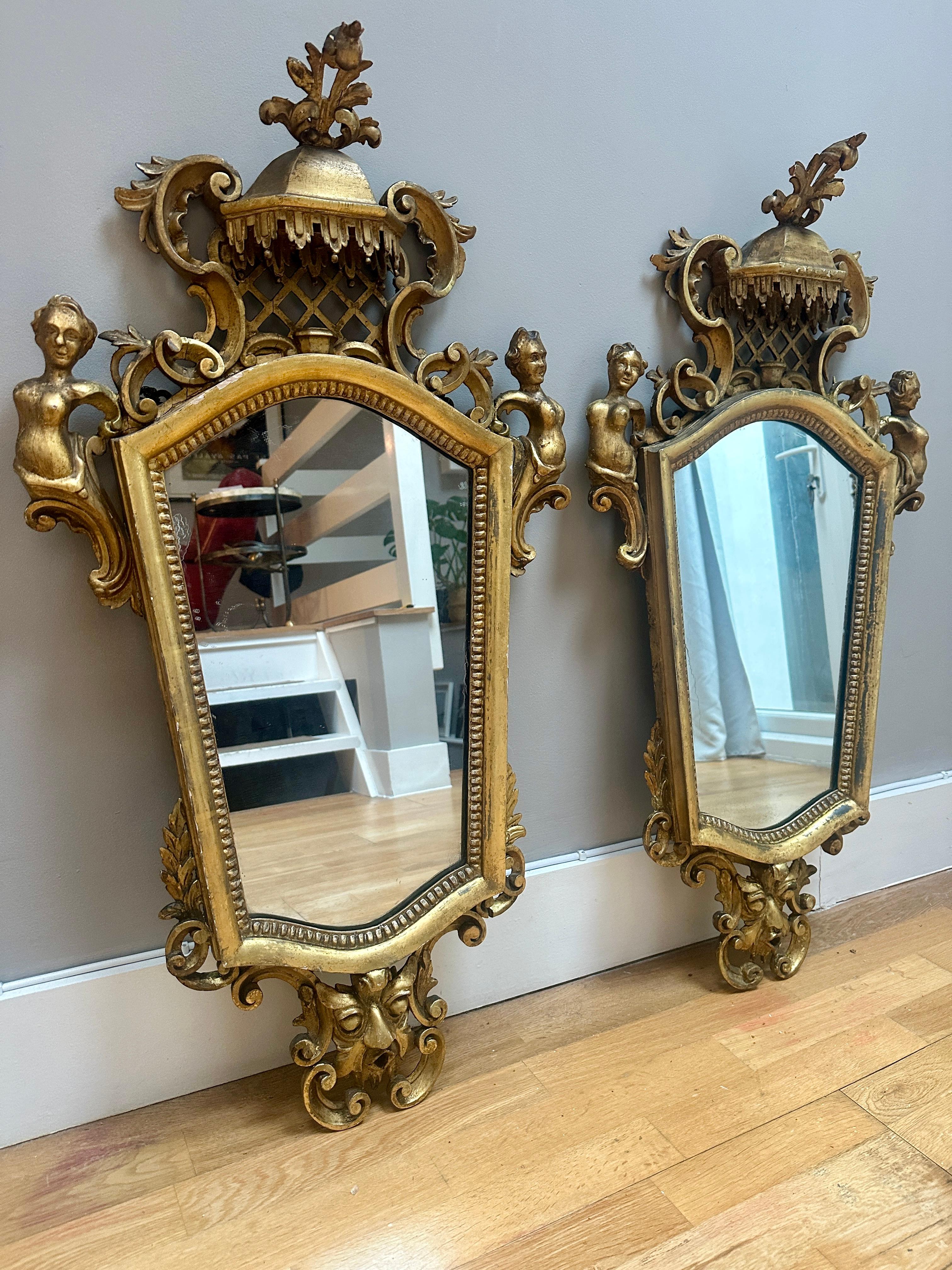 Un par de espejos de pared ingleses antiguos de madera dorada en venta 2