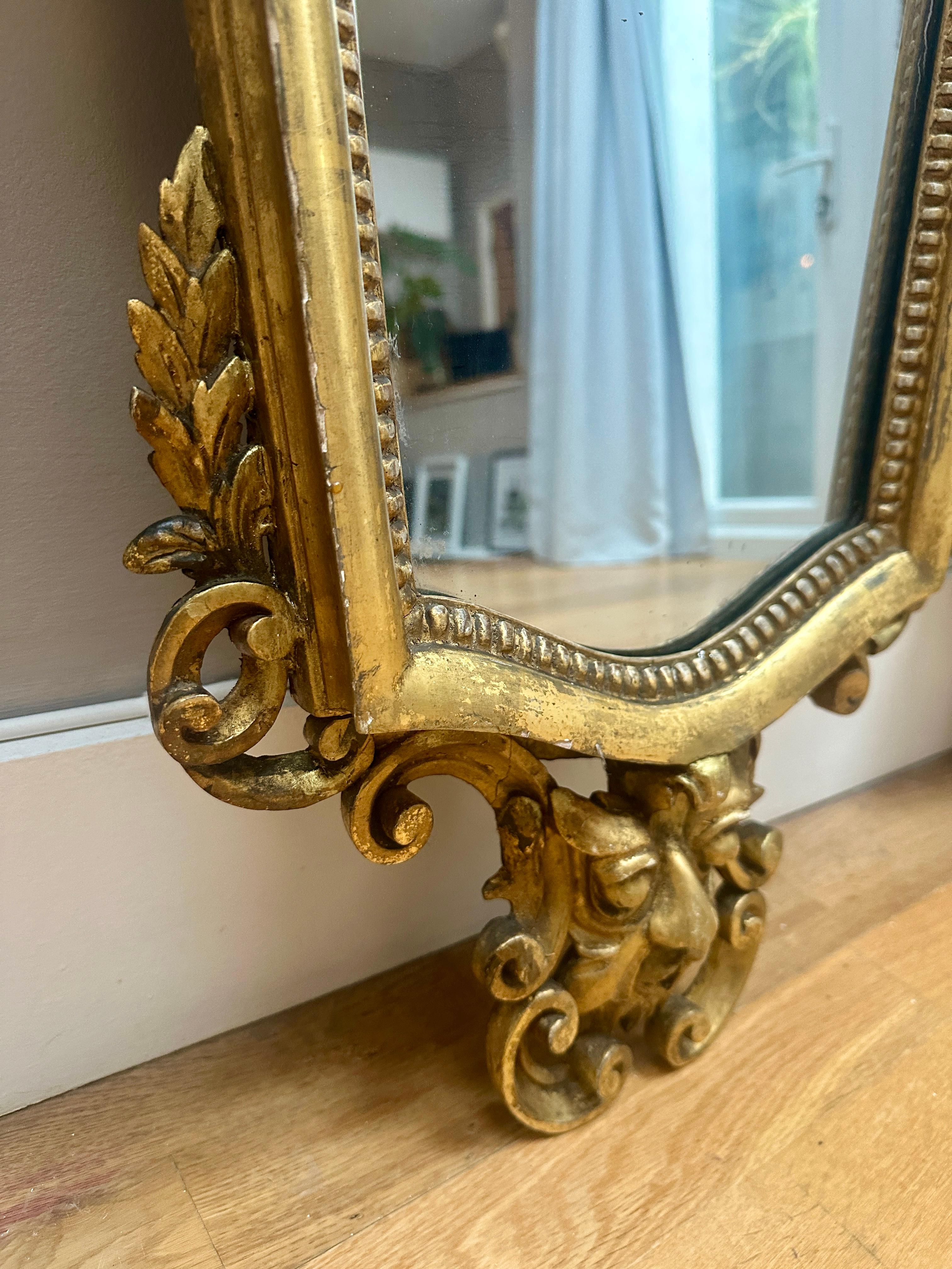 Un par de espejos de pared ingleses antiguos de madera dorada en venta 3