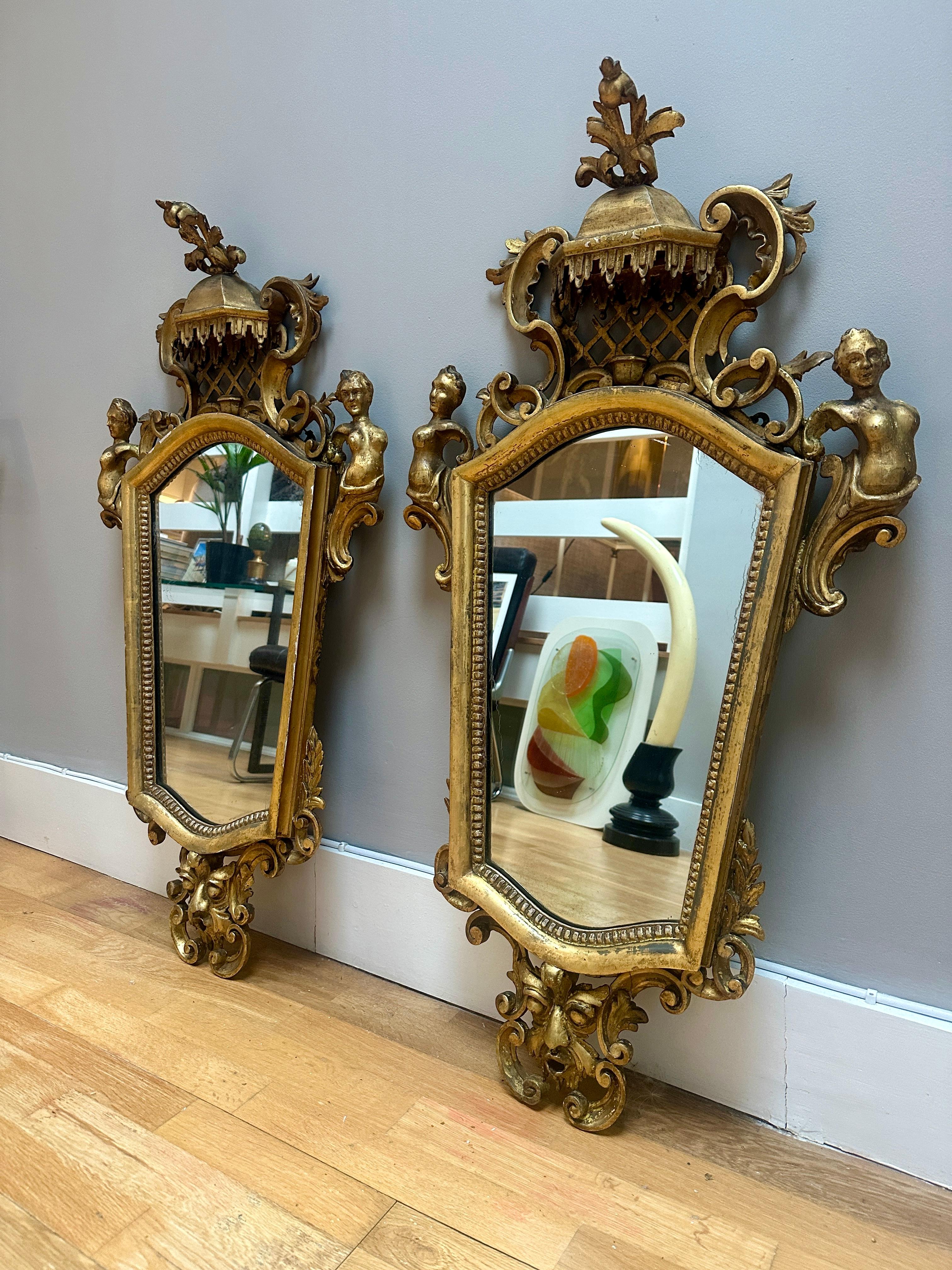 Un par de espejos de pared ingleses antiguos de madera dorada en venta 4