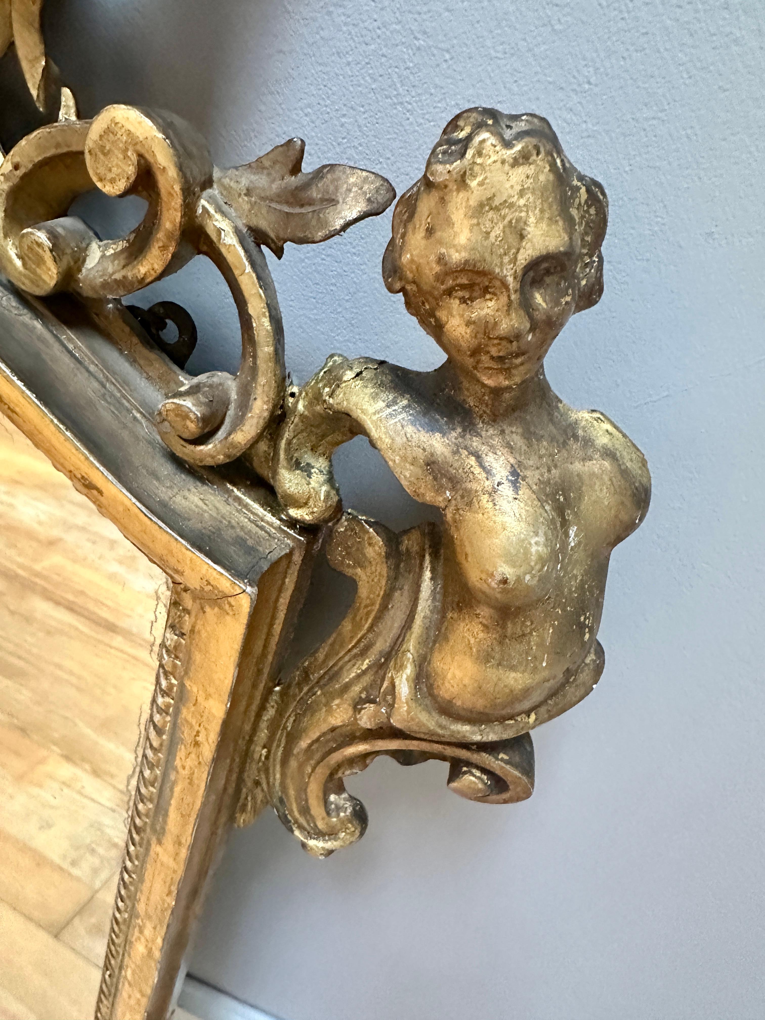 Un par de espejos de pared ingleses antiguos de madera dorada en venta 5