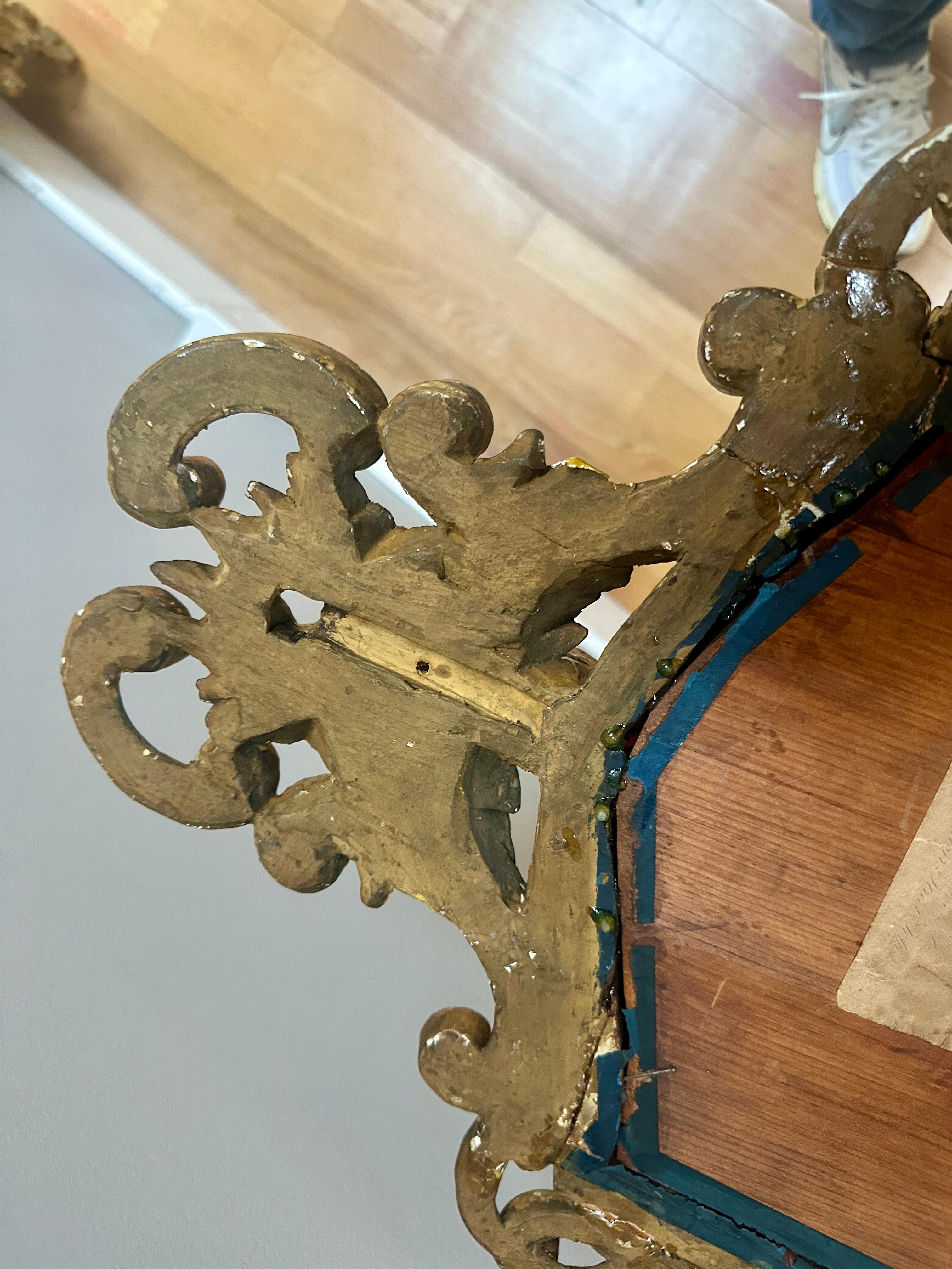 Un par de espejos de pared ingleses antiguos de madera dorada en venta 6