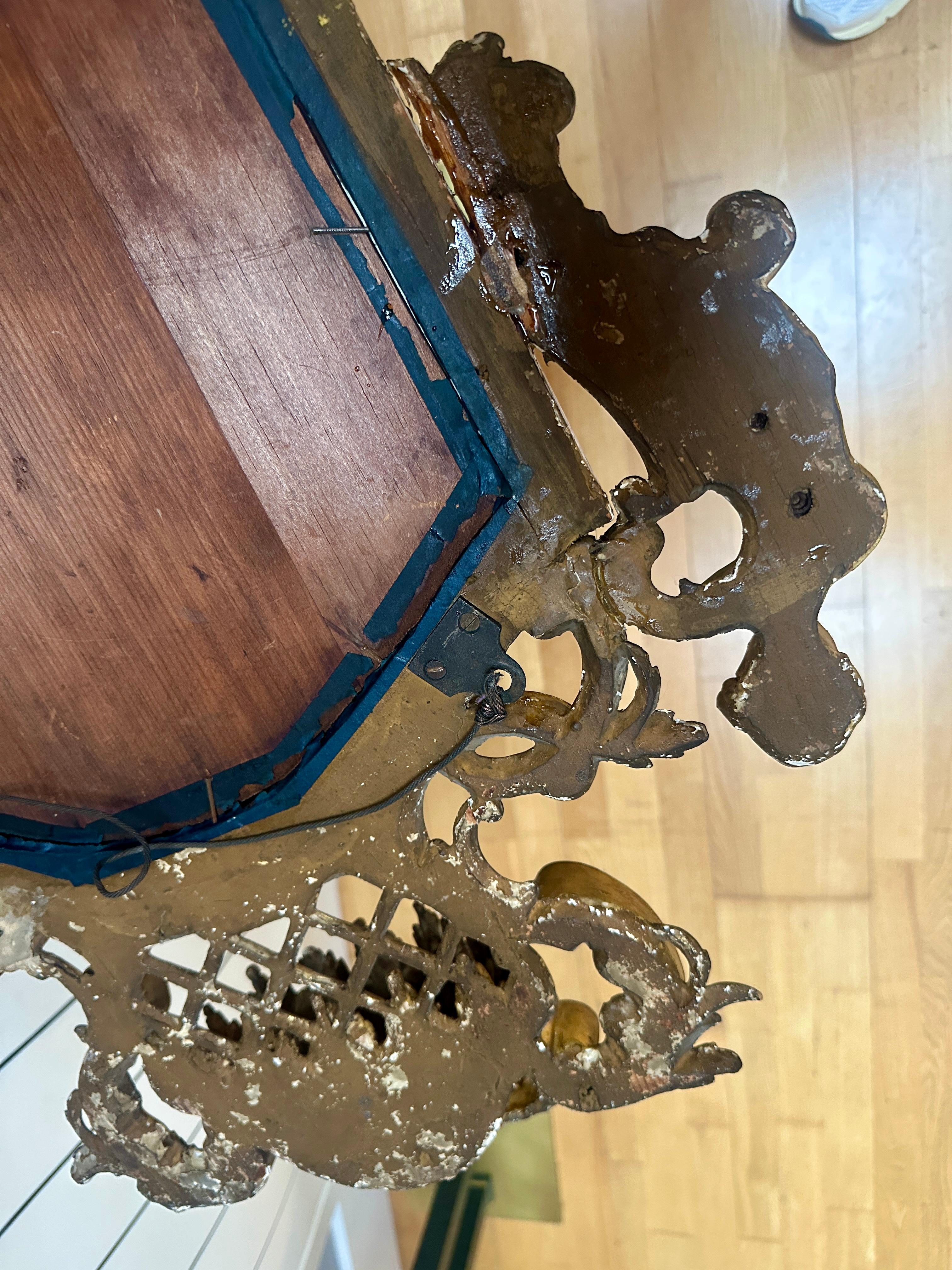 Un par de espejos de pared ingleses antiguos de madera dorada en venta 7