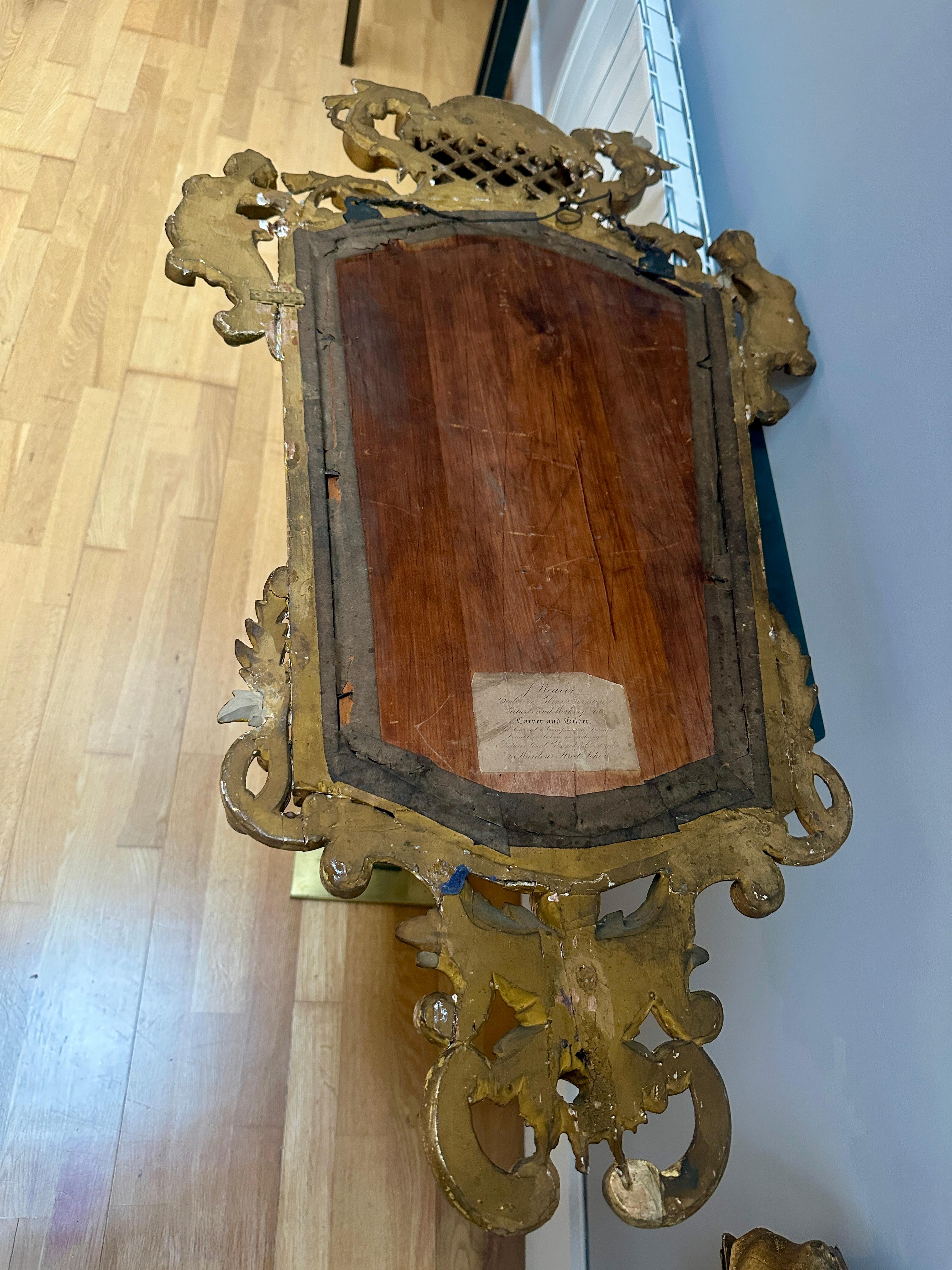 Un par de espejos de pared ingleses antiguos de madera dorada en venta 10