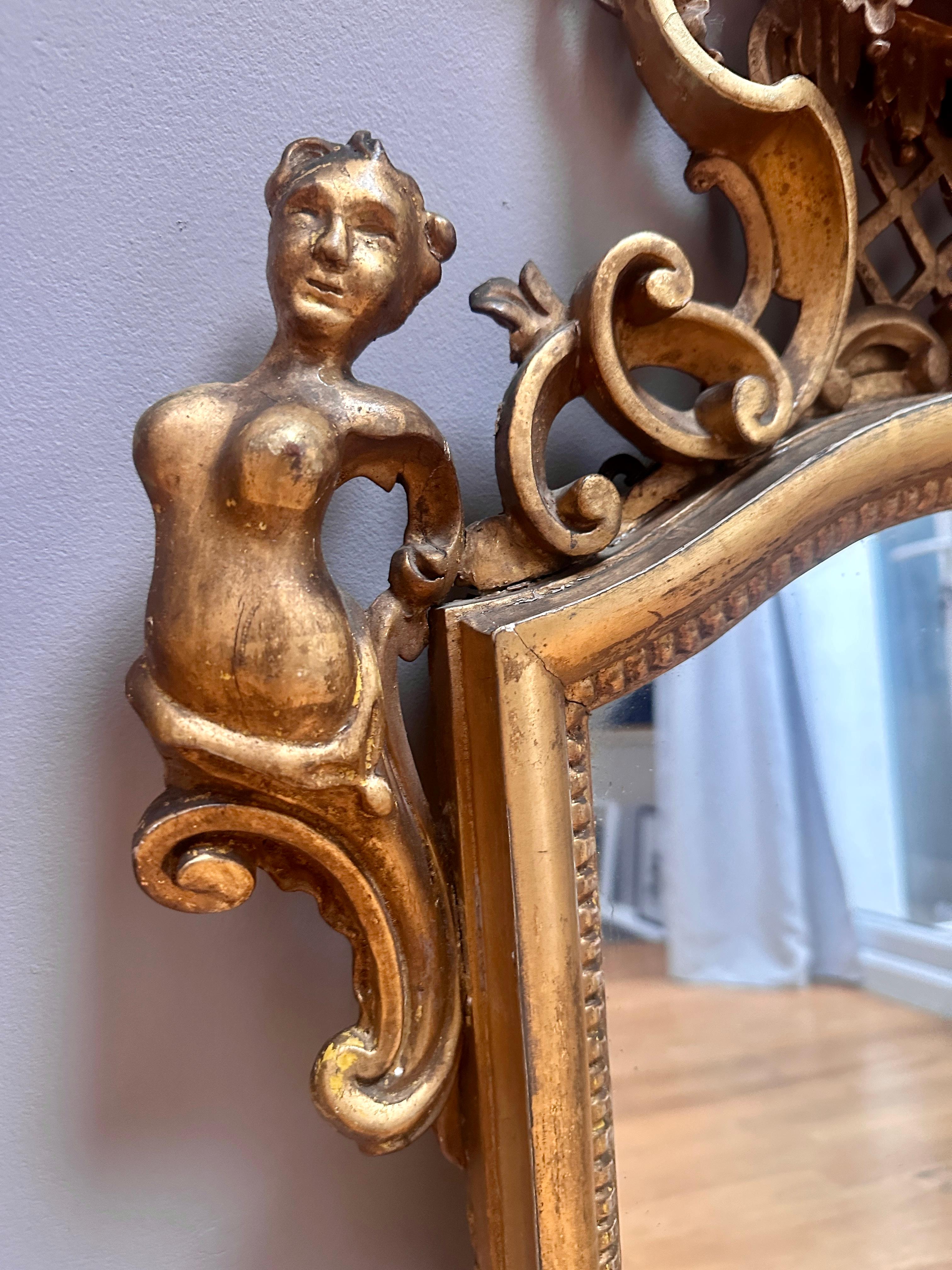 Un par de espejos de pared ingleses antiguos de madera dorada Georgiano en venta