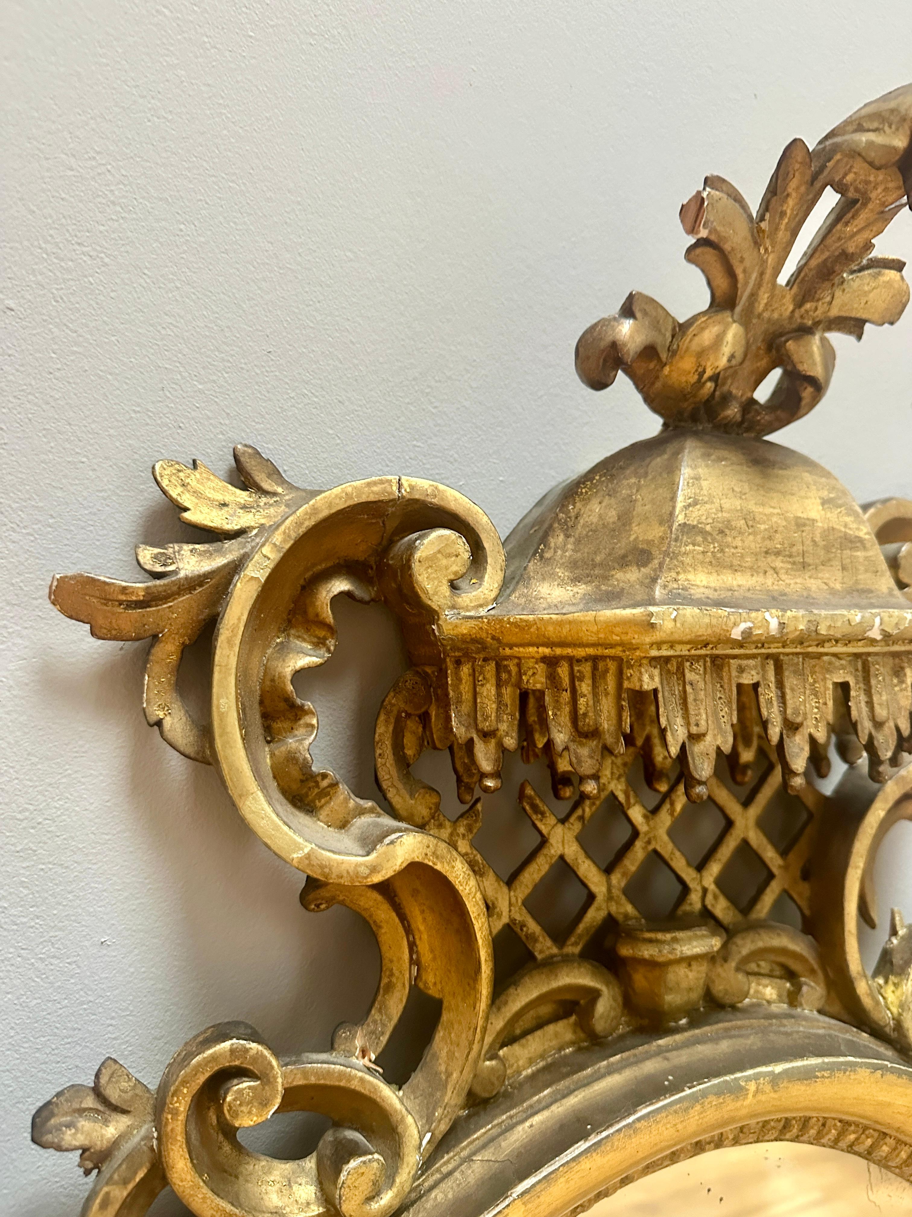 Un par de espejos de pared ingleses antiguos de madera dorada Inglés en venta