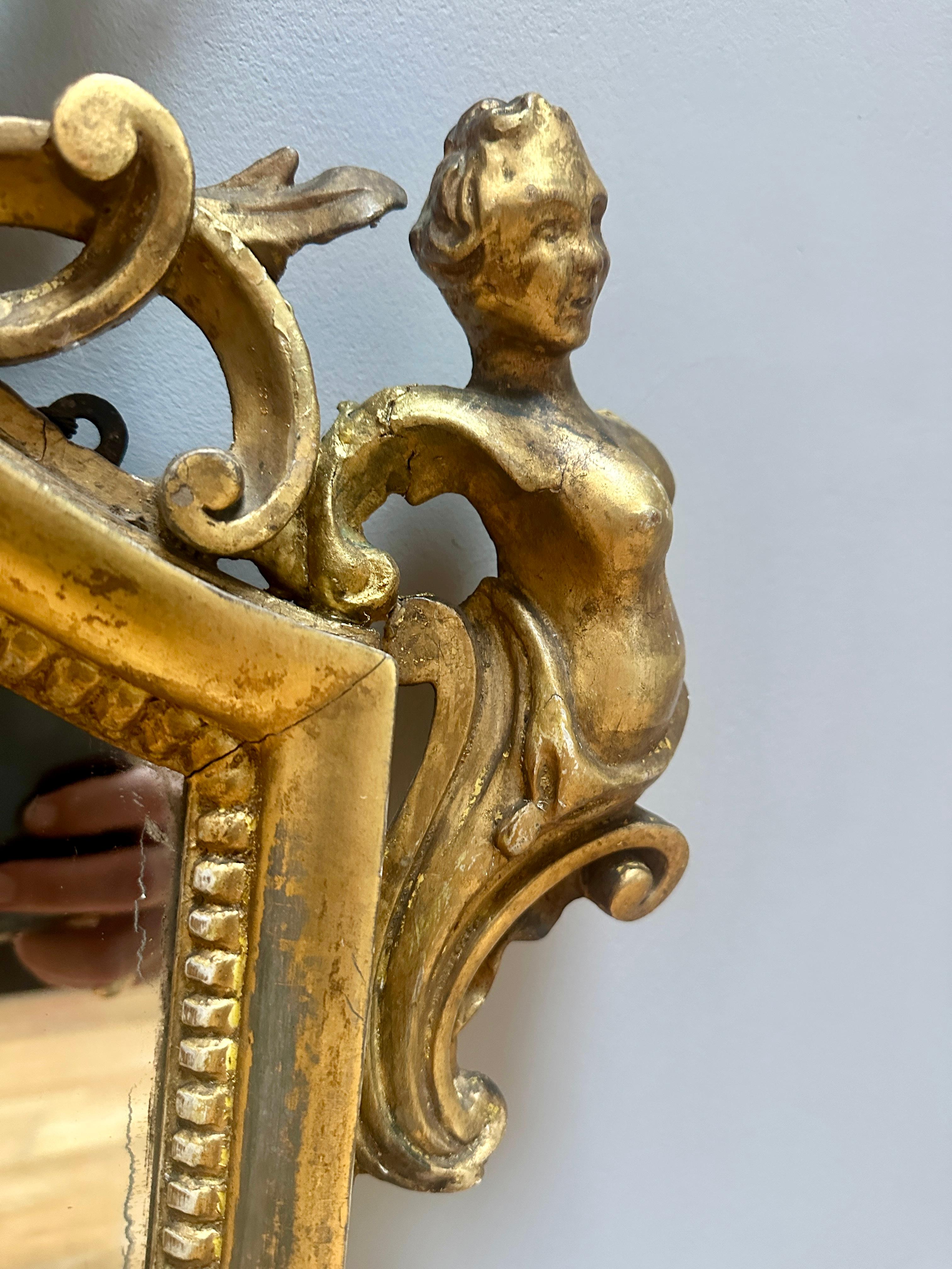 Un par de espejos de pared ingleses antiguos de madera dorada Tallado a mano en venta