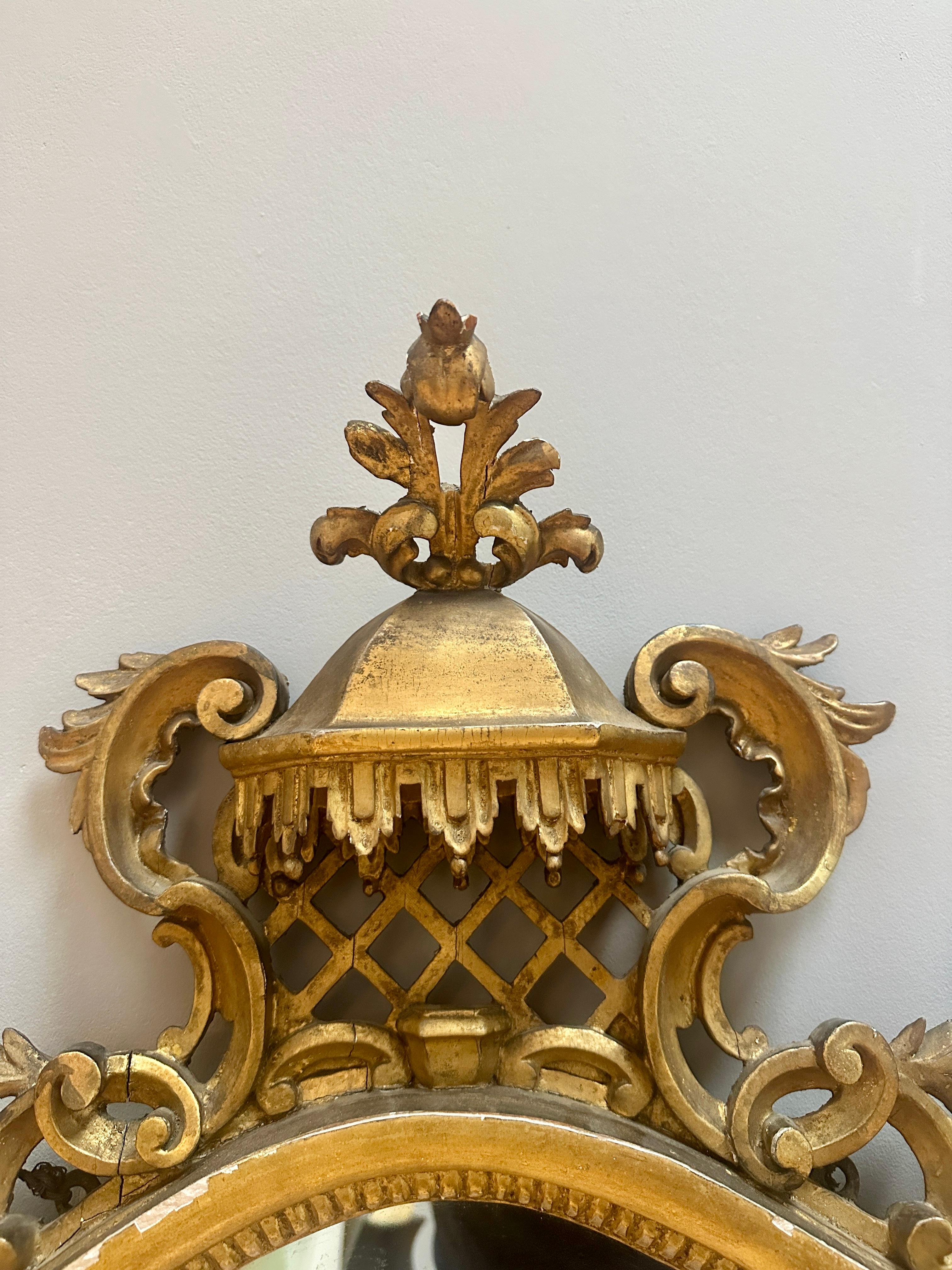 Un par de espejos de pared ingleses antiguos de madera dorada siglo XIX en venta