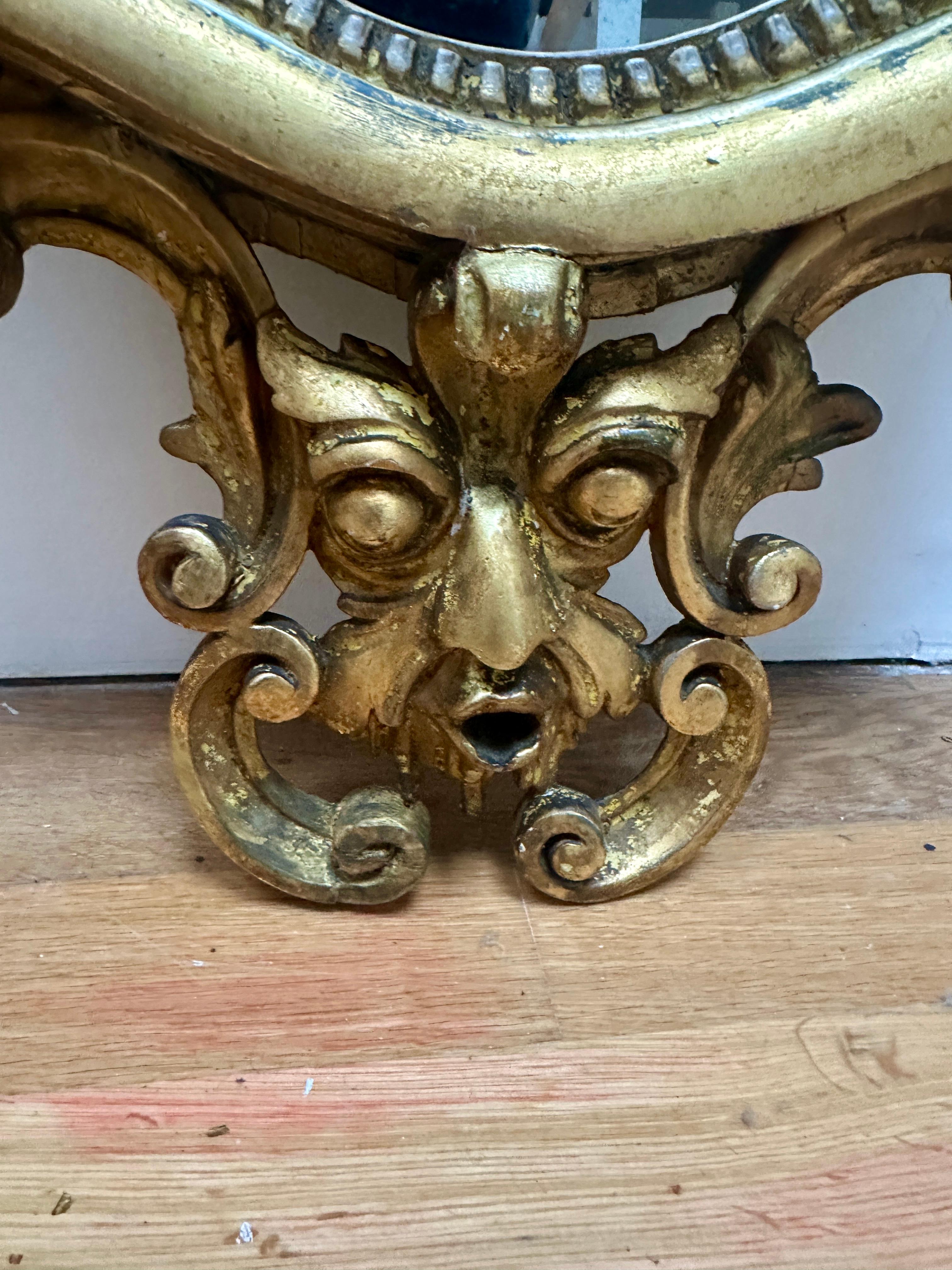 Un par de espejos de pared ingleses antiguos de madera dorada Madera dorada en venta