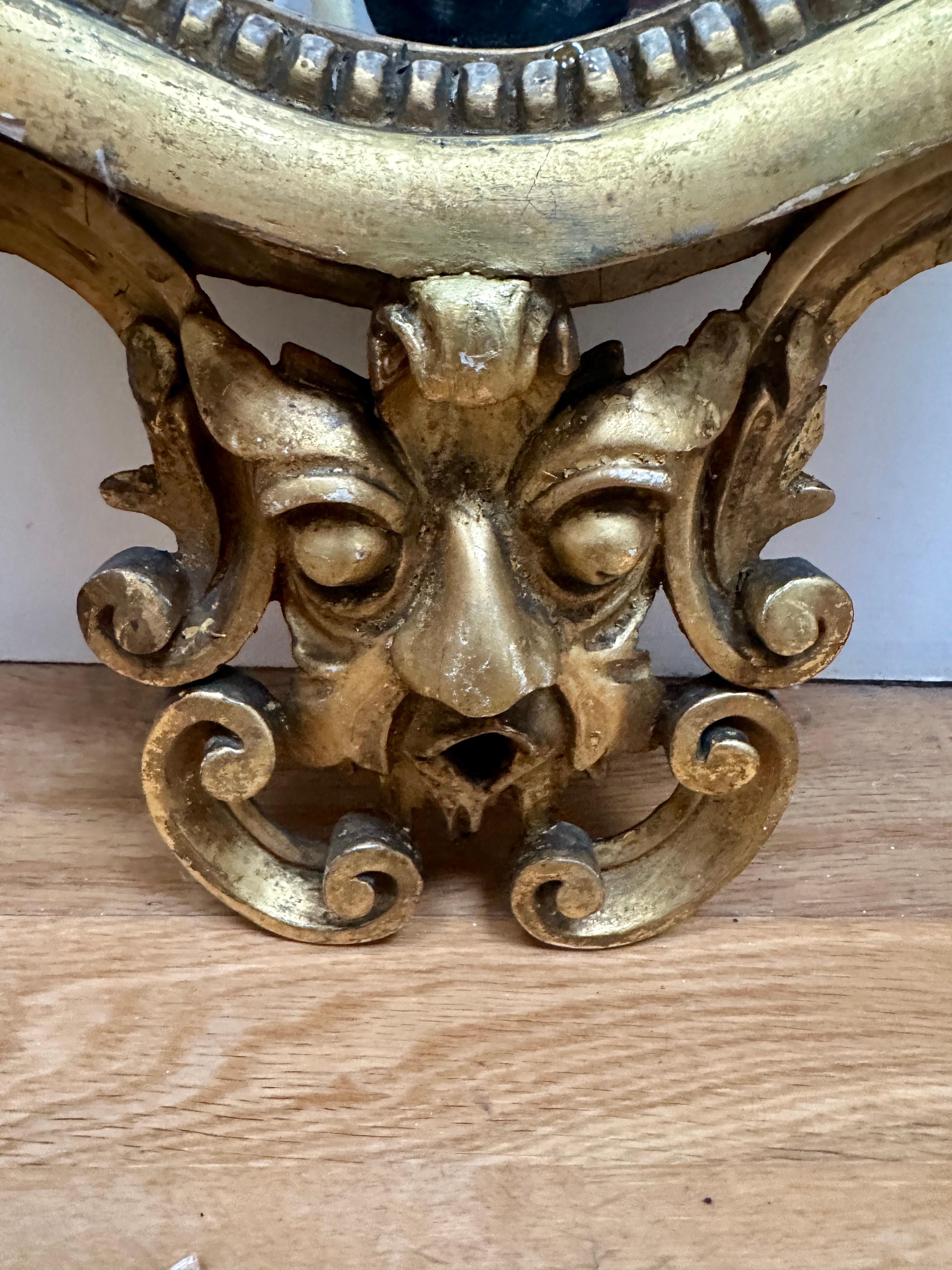 Un par de espejos de pared ingleses antiguos de madera dorada en venta 1