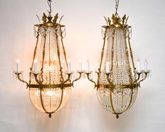 Une paire de lustres anciens français en cristal et bronze, de style Empire