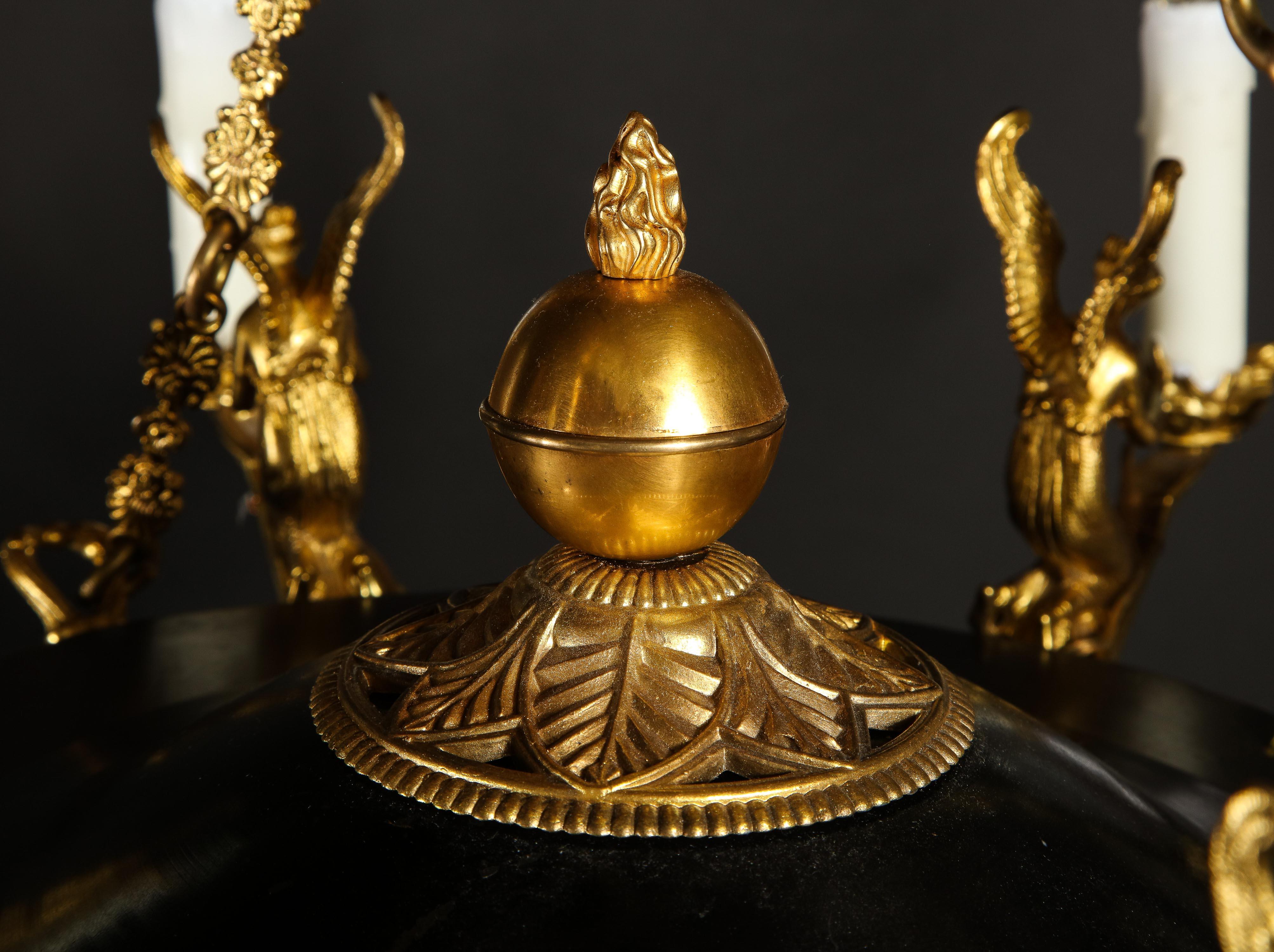 Ein Paar antike figurale Kronleuchter aus vergoldeter und patinierter Bronze im französischen Empire-Stil  im Angebot 5