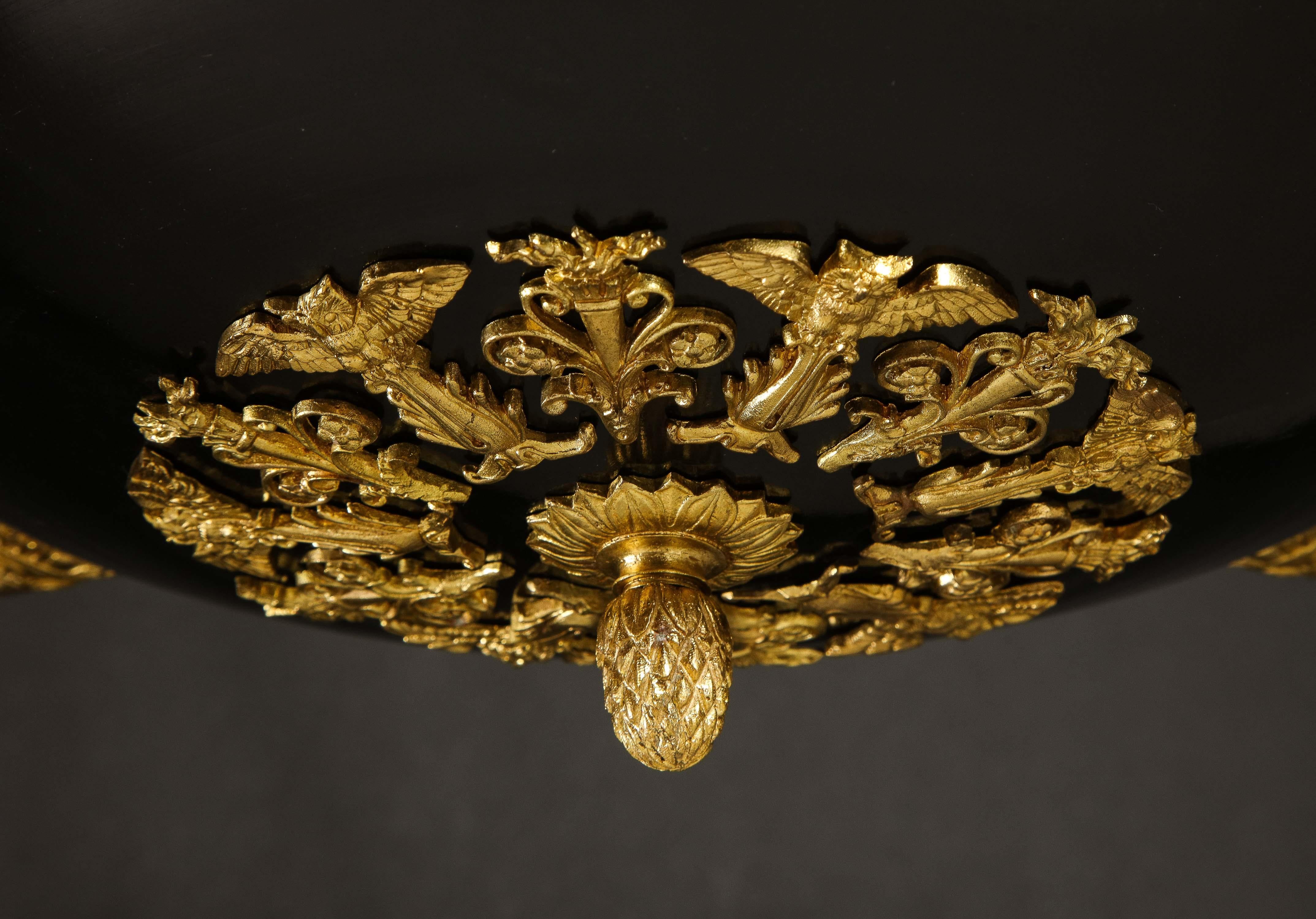 Paire de lustres anciens de style Empire français en bronze doré et patiné avec figures figuratives  en vente 5