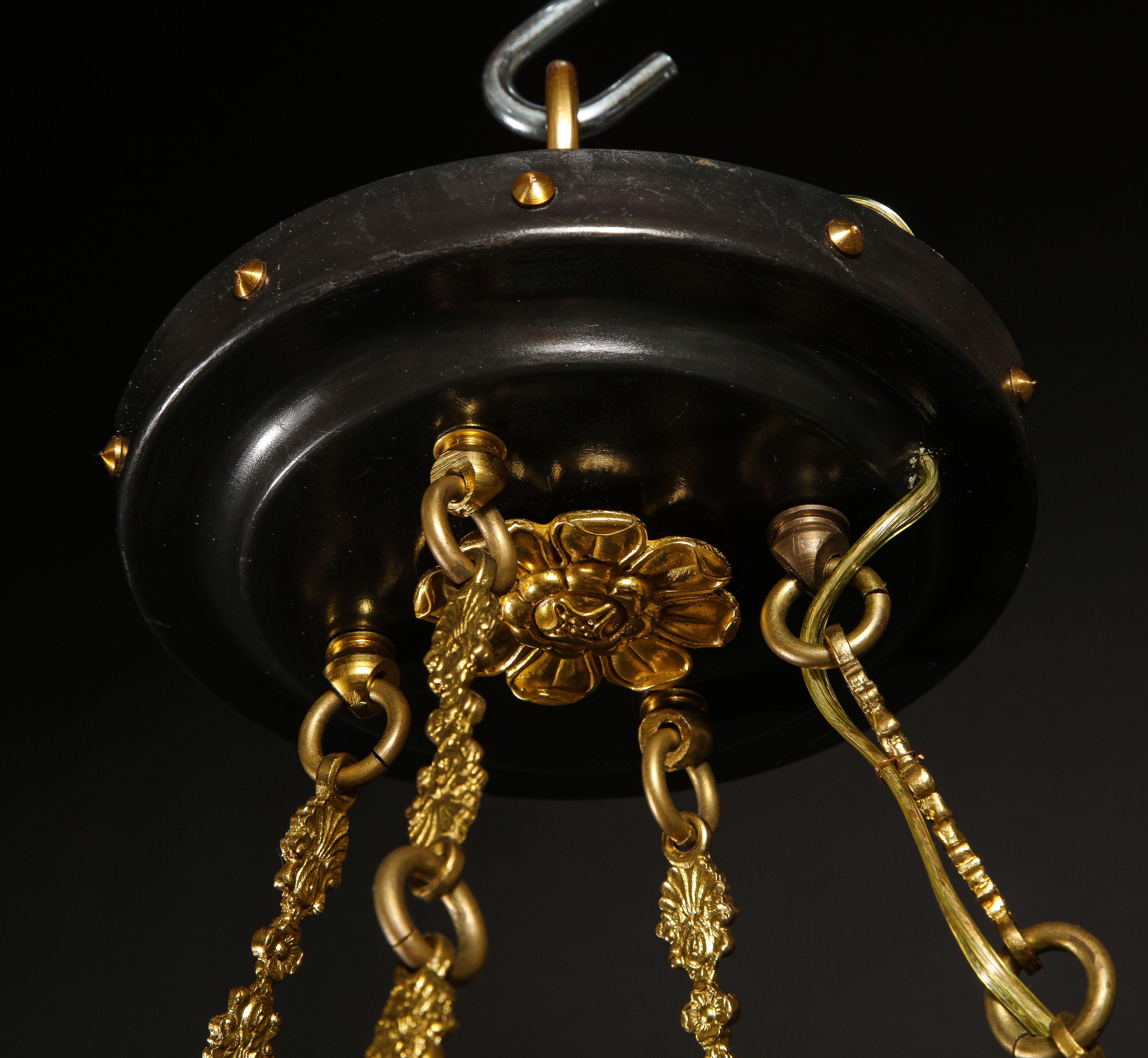 Paire de lustres anciens de style Empire français en bronze doré et patiné avec figures figuratives  en vente 6