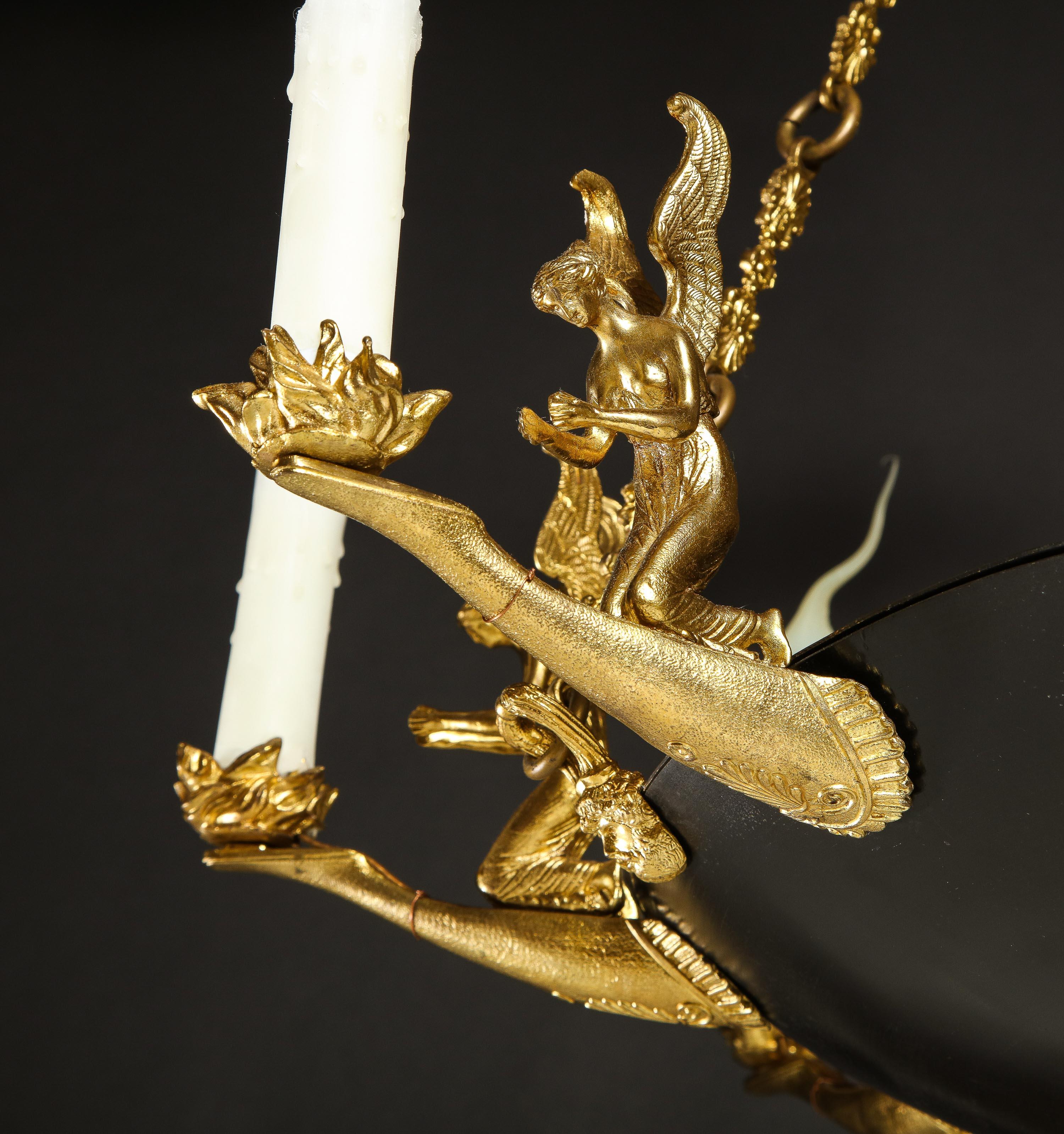 Paire de lustres anciens de style Empire français en bronze doré et patiné avec figures figuratives  en vente 1