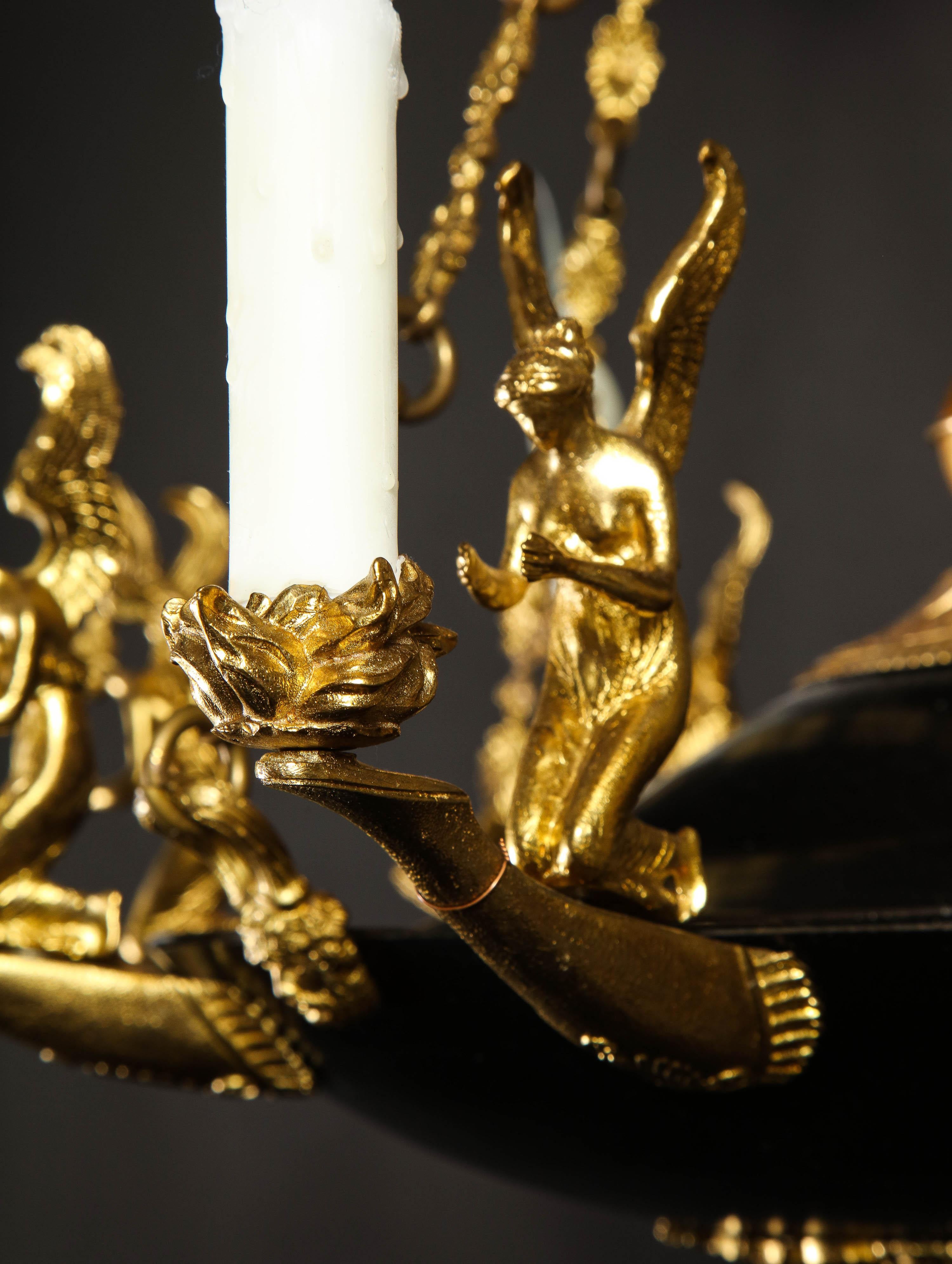 Paire de lustres anciens de style Empire français en bronze doré et patiné avec figures figuratives  en vente 2