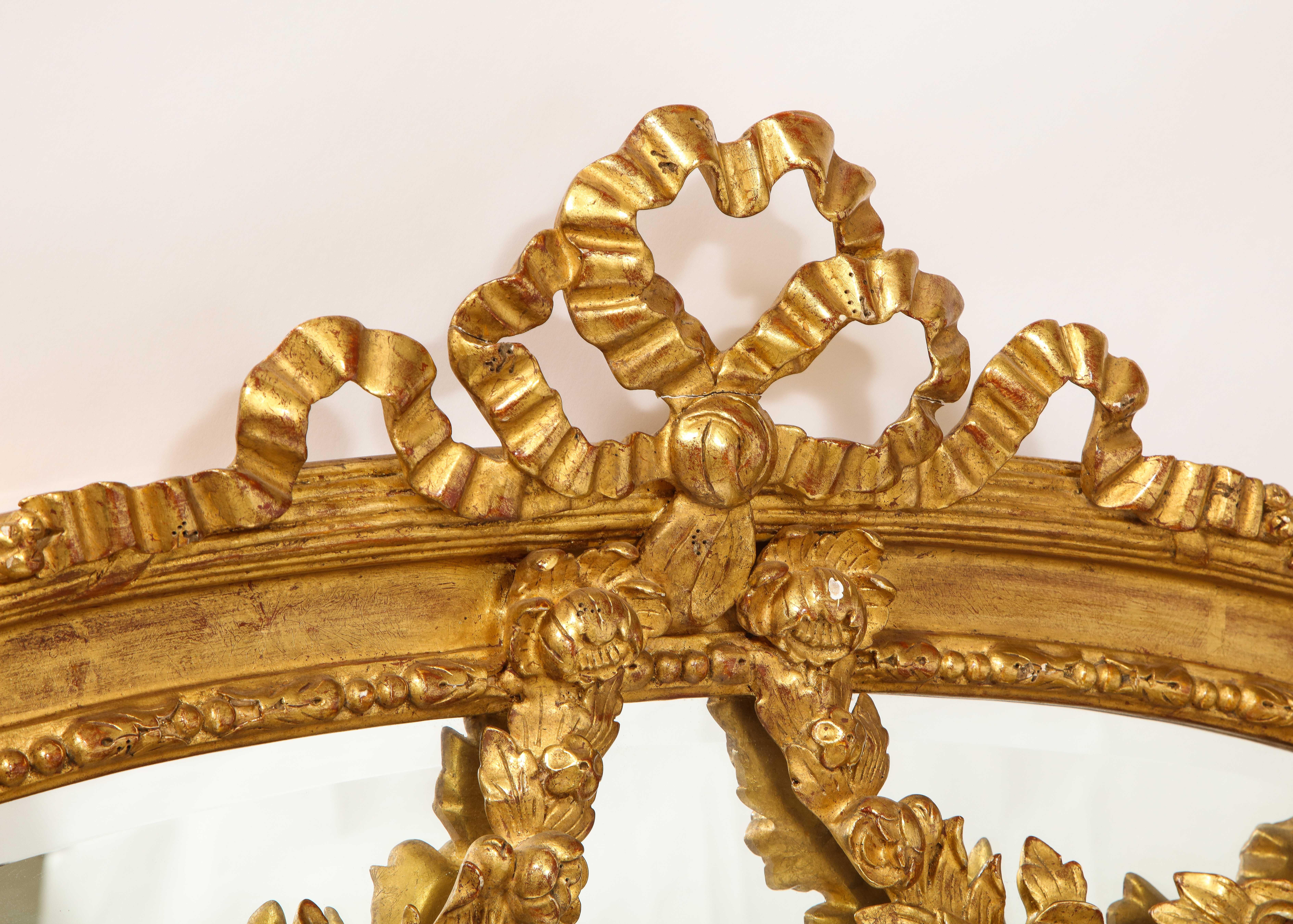 Paire de miroirs anciens français de style Louis XVI en bois doré sculpté à la main en vente 2