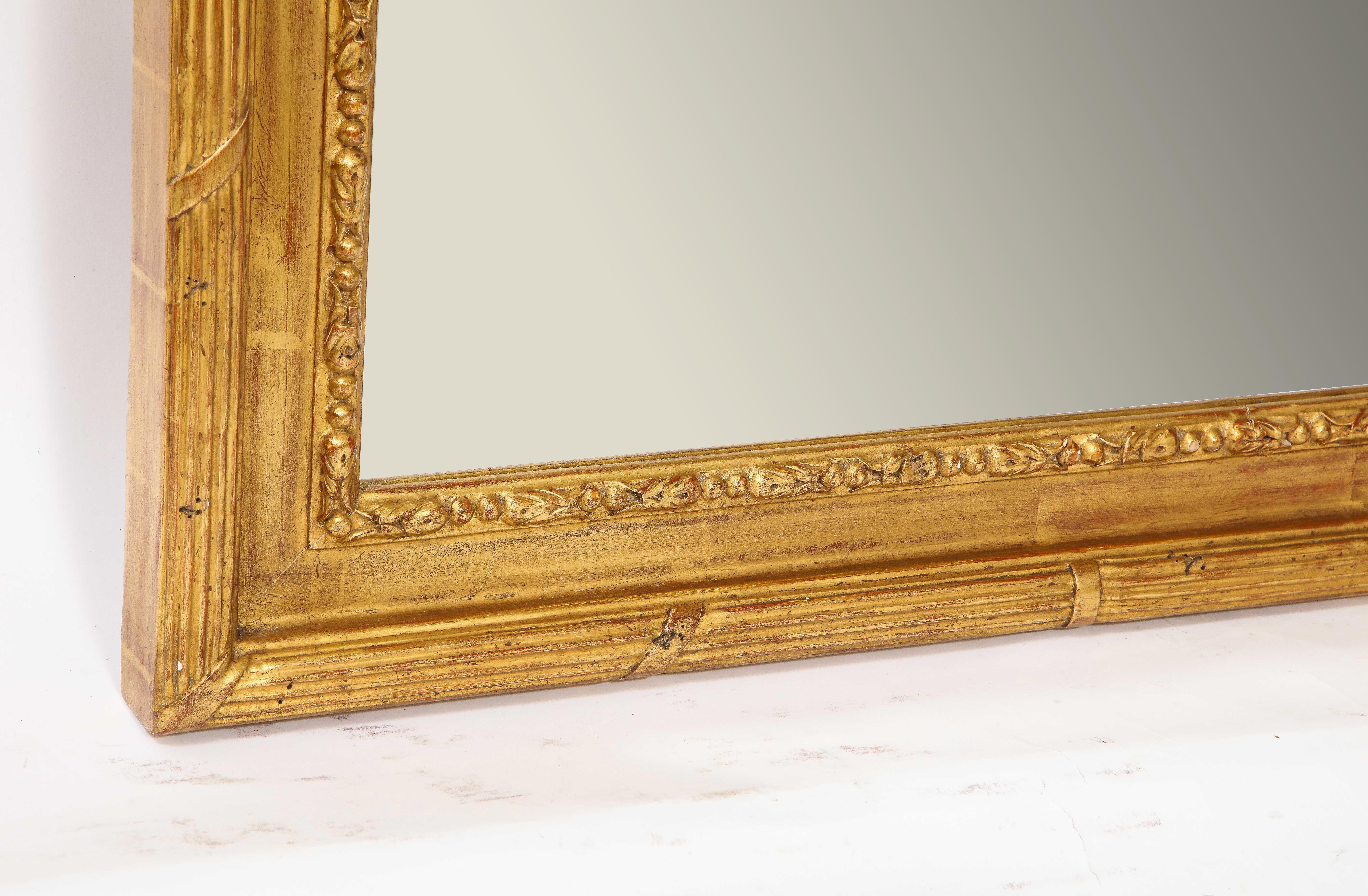 Paire de miroirs anciens français de style Louis XVI en bois doré sculpté à la main en vente 5