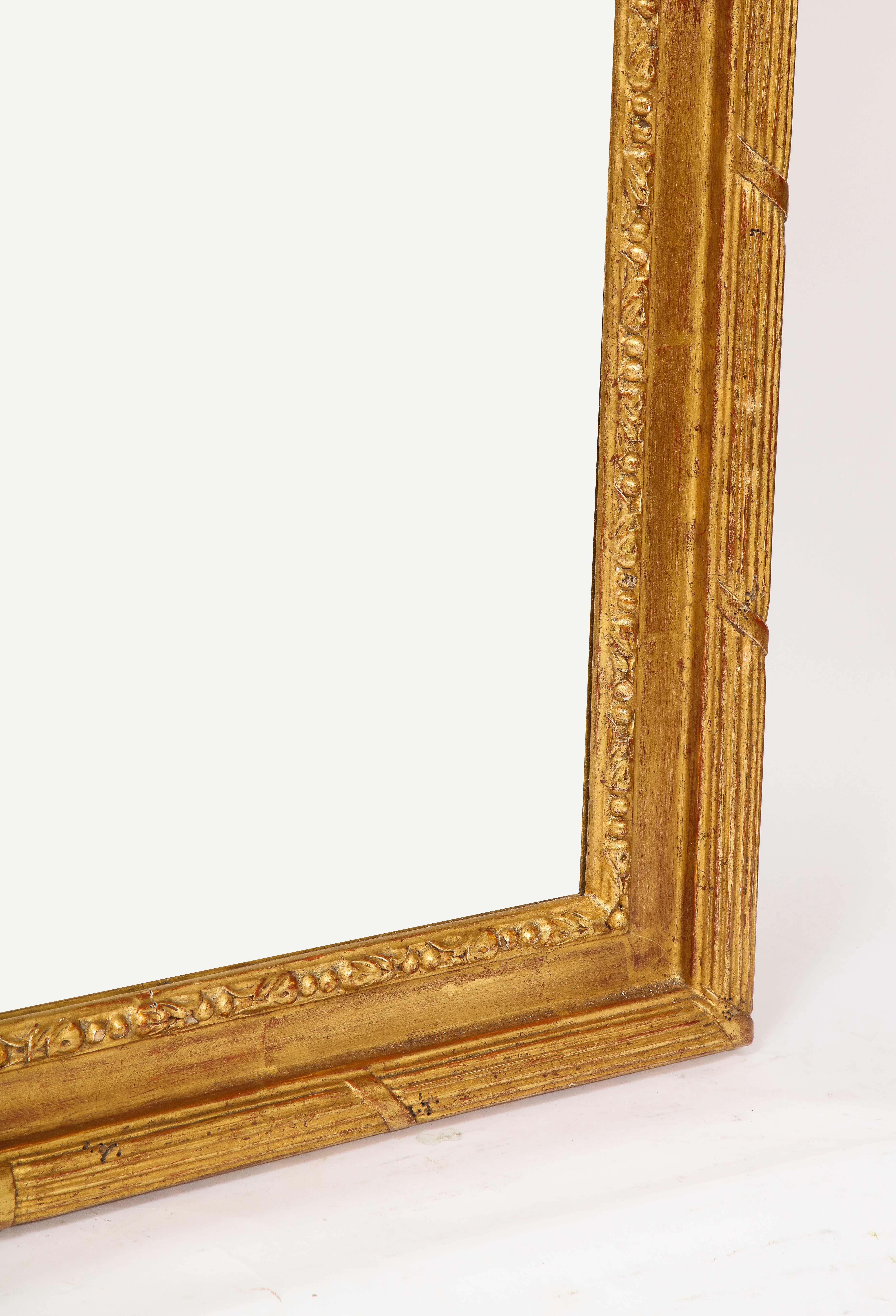 Coppia di specchi francesi antichi in stile Luigi XVI intagliati a mano in legno dorato in vendita 8