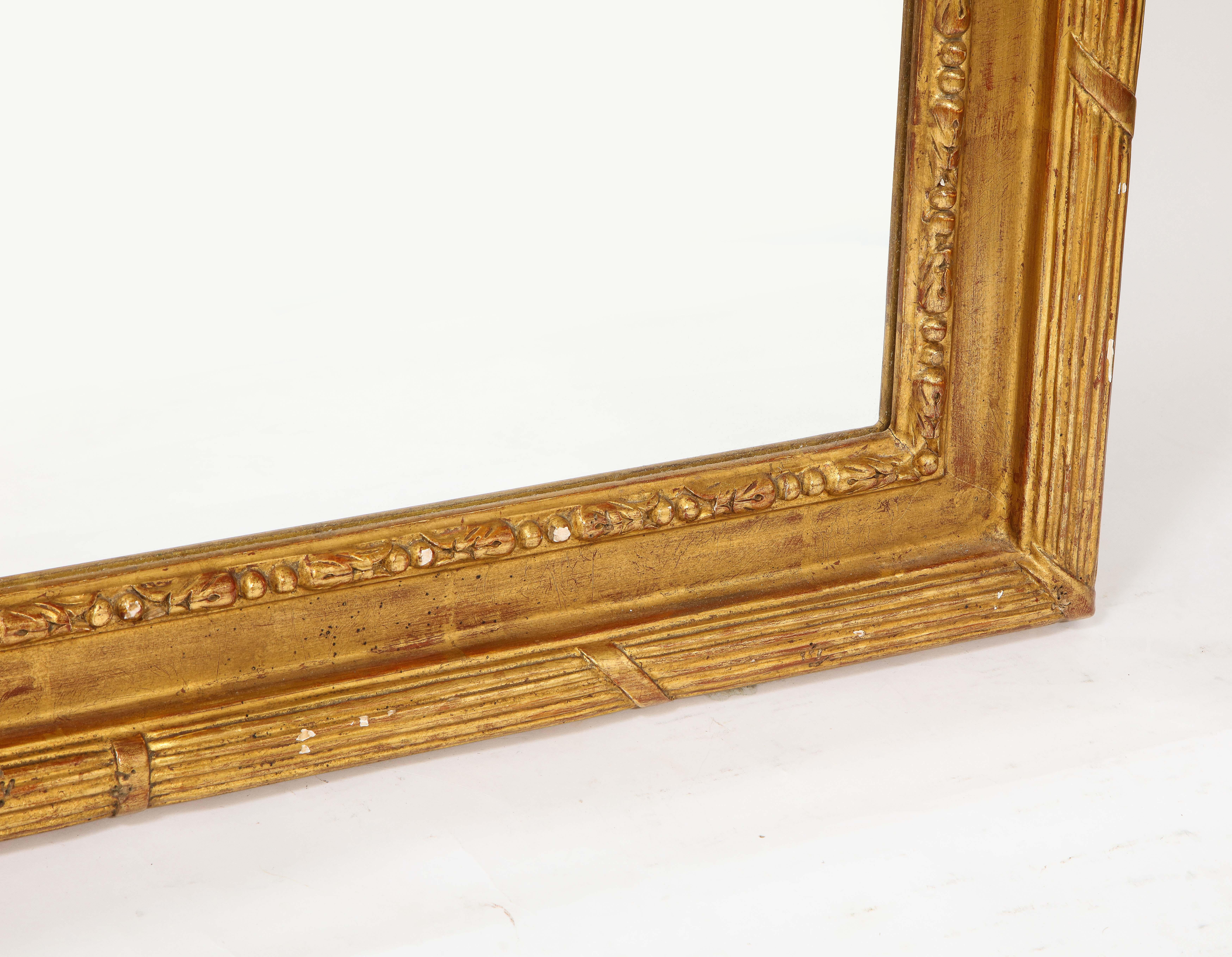 Paire de miroirs anciens français de style Louis XVI en bois doré sculpté à la main en vente 7