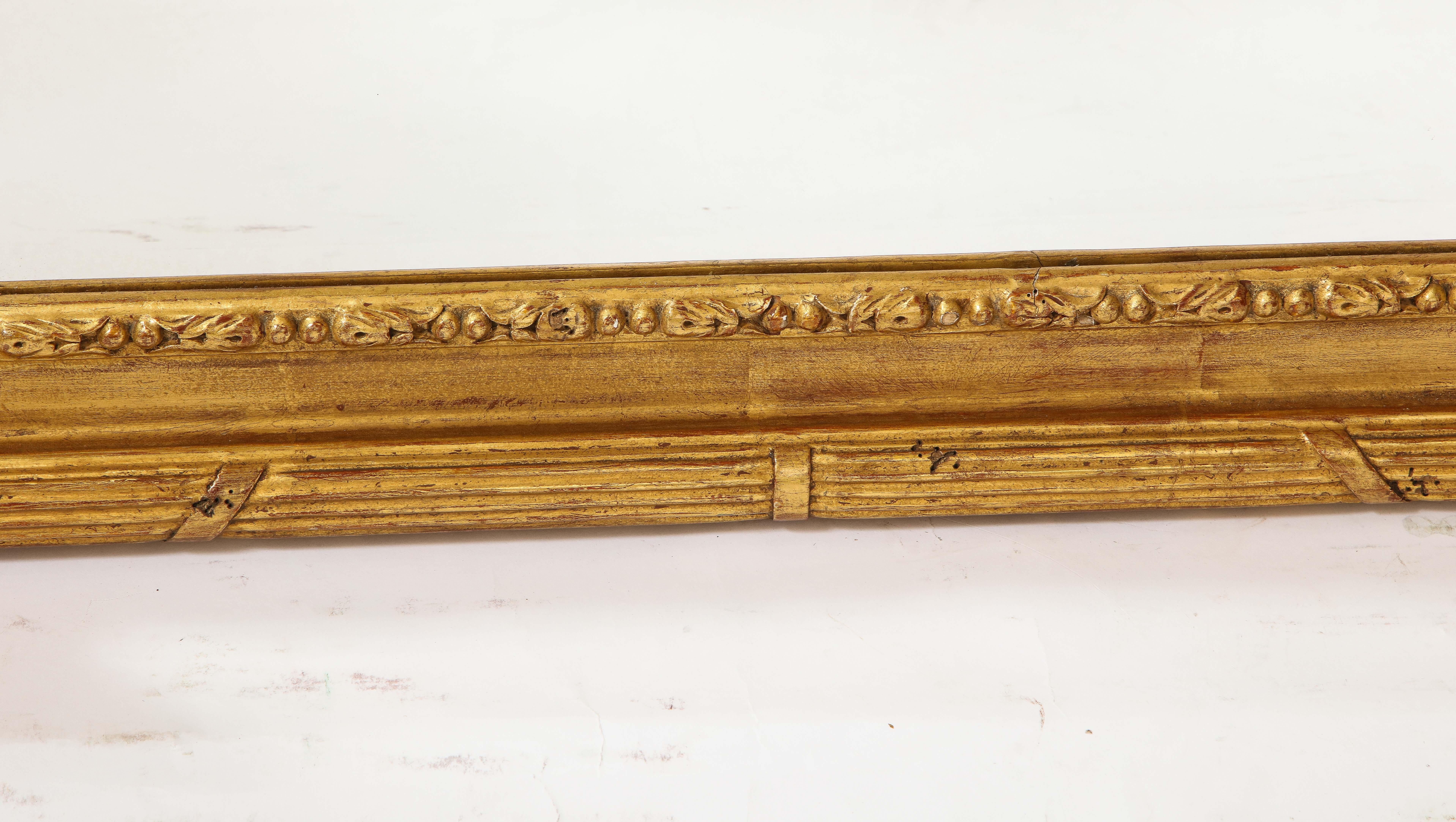 Coppia di specchi francesi antichi in stile Luigi XVI intagliati a mano in legno dorato in vendita 11