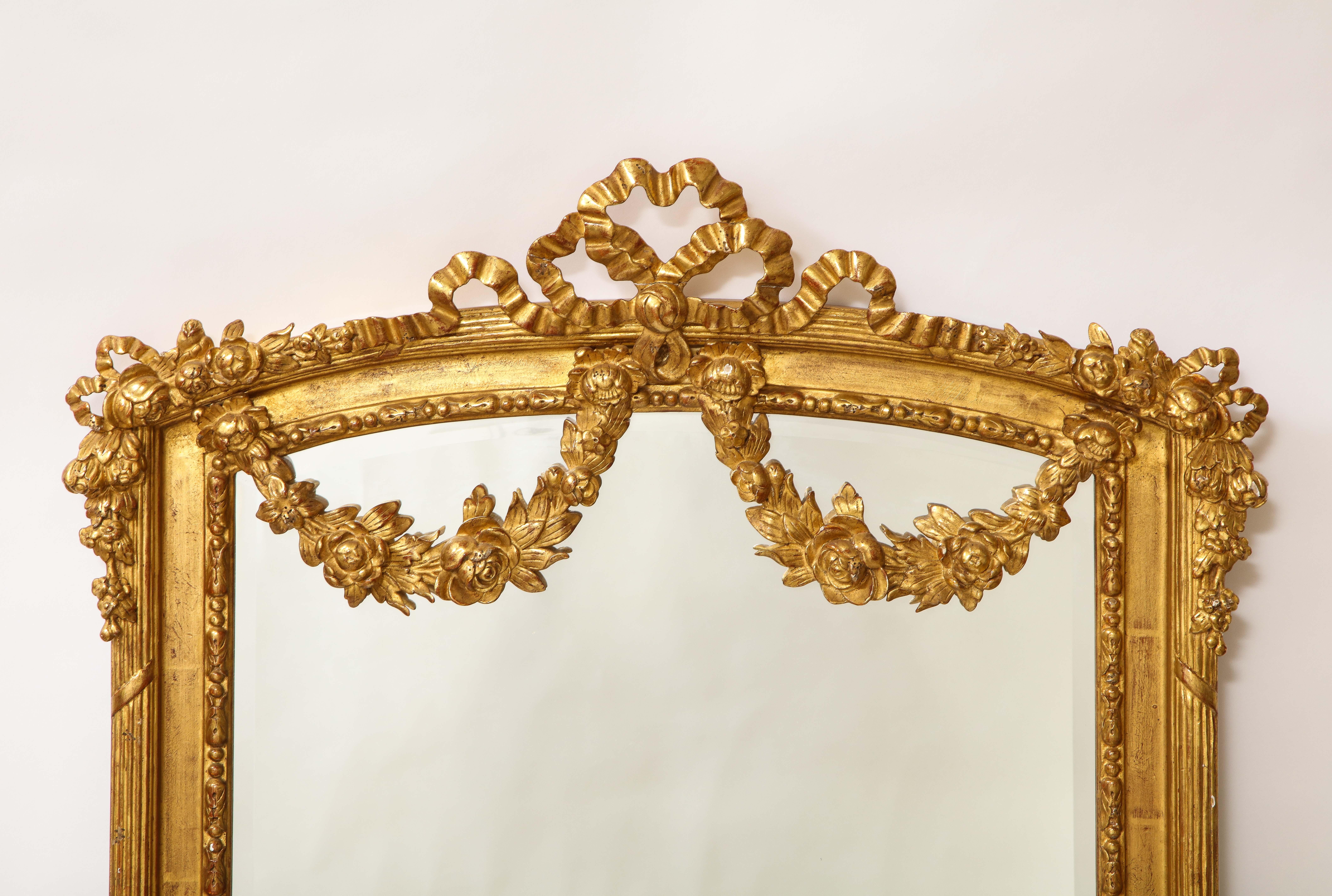 Doré Paire de miroirs anciens français de style Louis XVI en bois doré sculpté à la main en vente