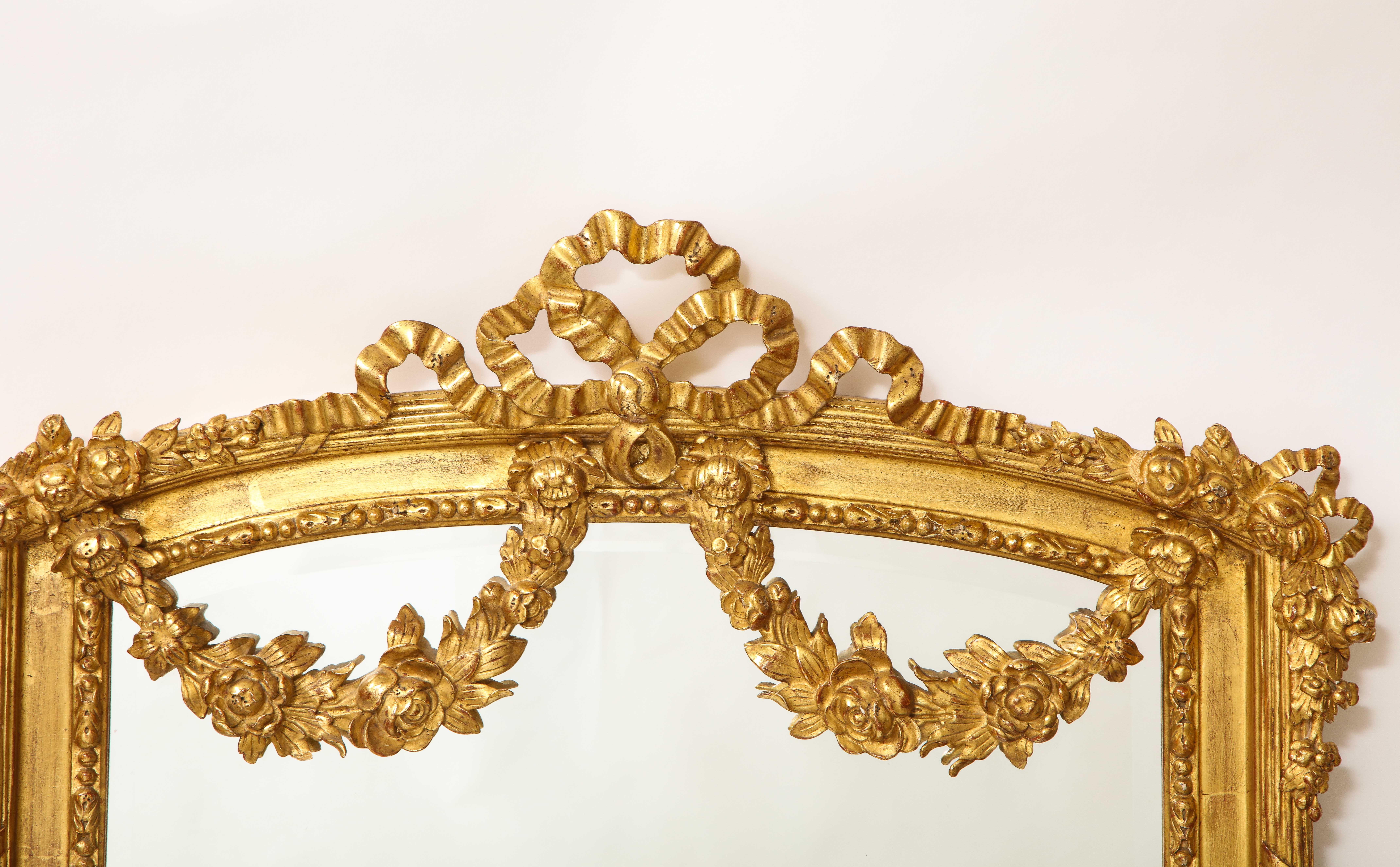 Paire de miroirs anciens français de style Louis XVI en bois doré sculpté à la main Bon état - En vente à New York, NY