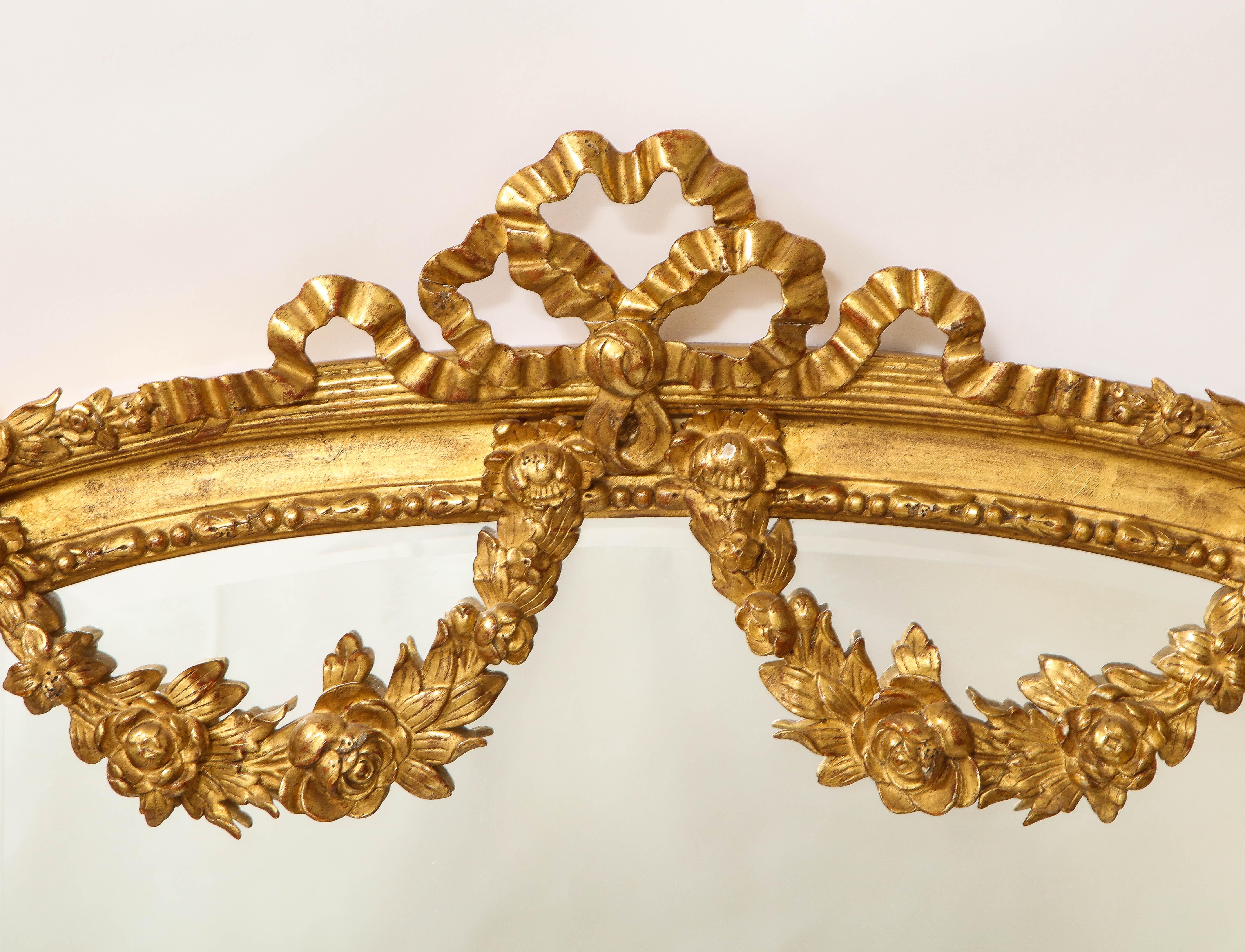 Bois doré Paire de miroirs anciens français de style Louis XVI en bois doré sculpté à la main en vente