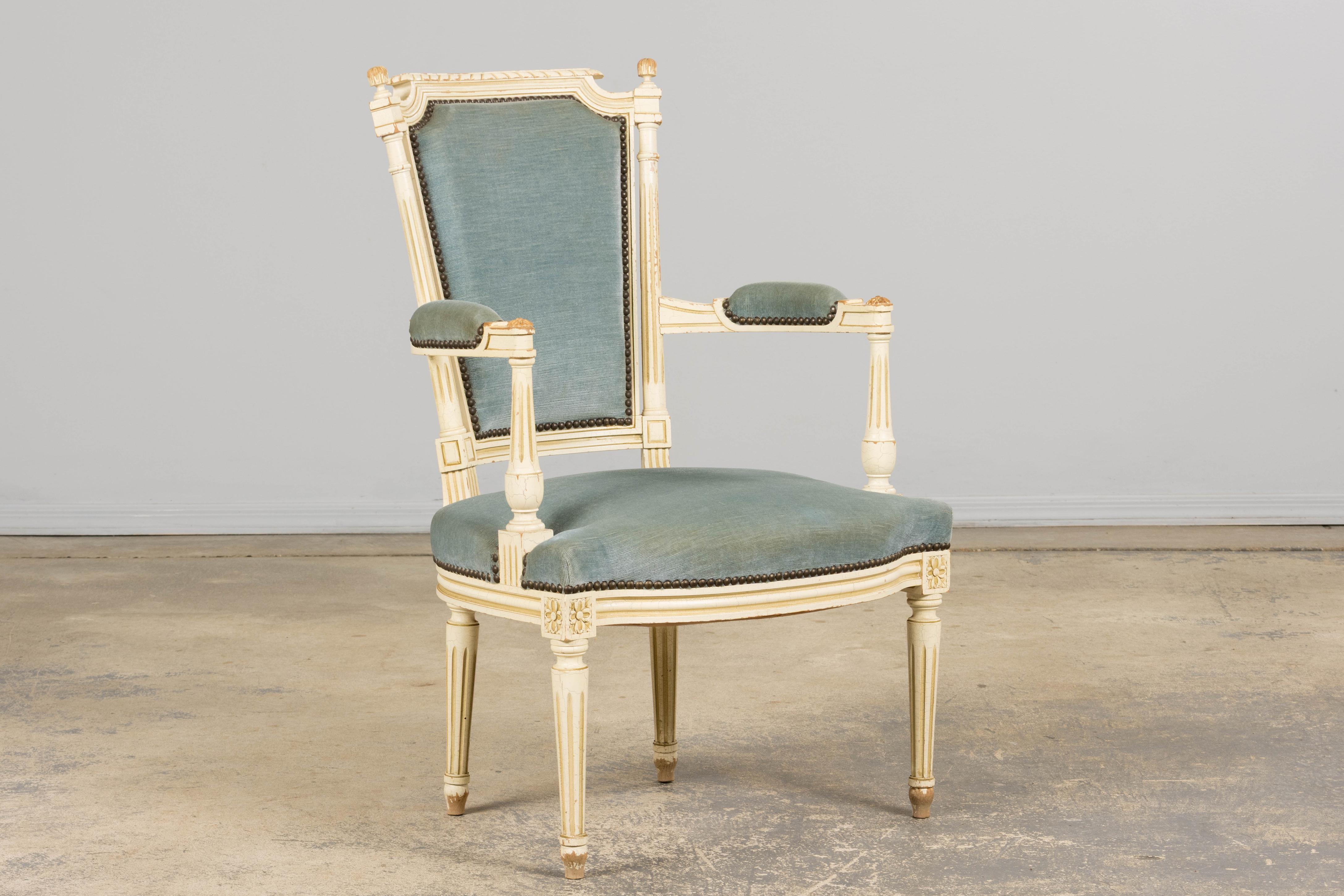 Pareja de Antiguos Sillones Franceses Pintados Estilo Luis XVI En Terciopelo Azul en venta 4