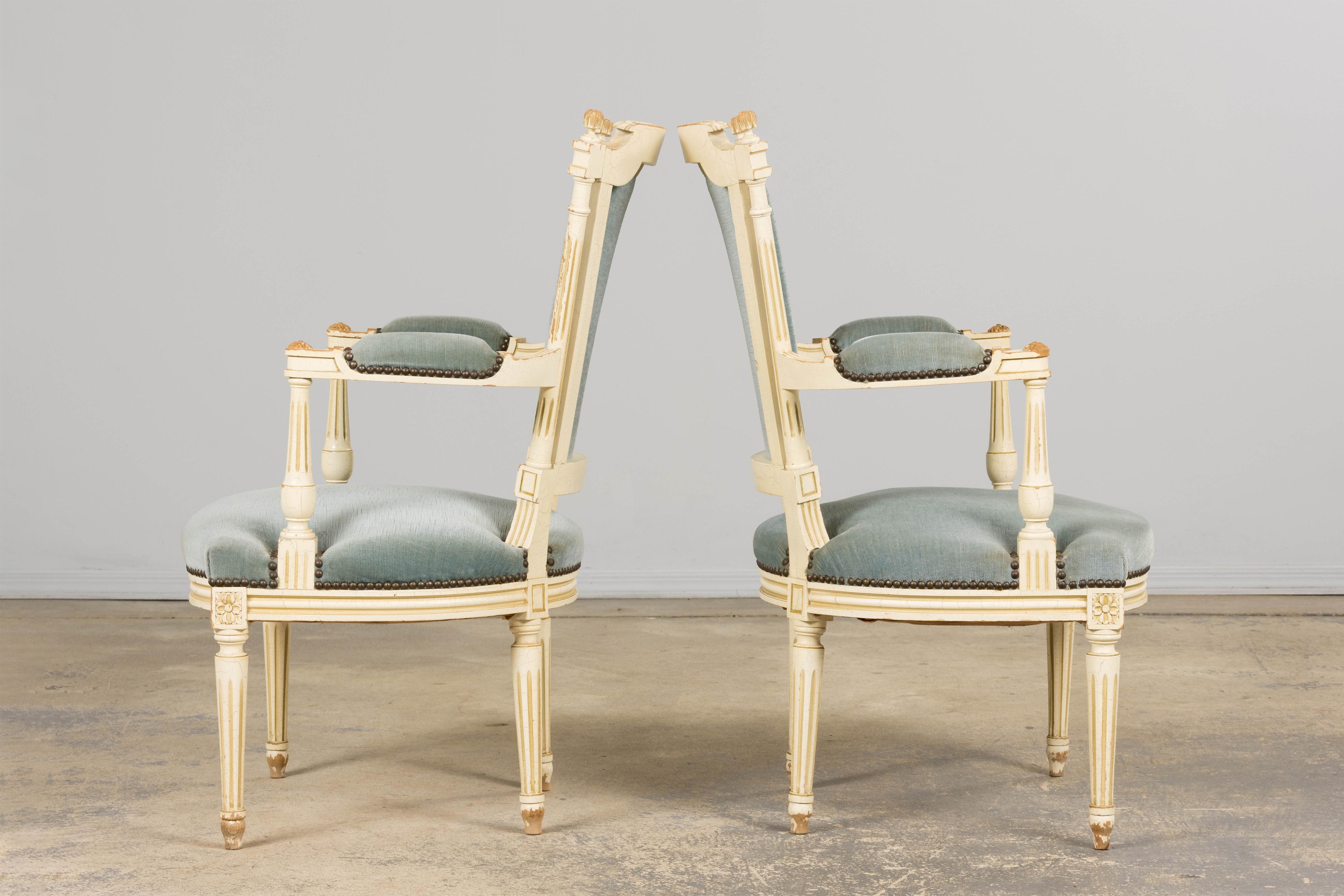 Pareja de Antiguos Sillones Franceses Pintados Estilo Luis XVI En Terciopelo Azul en venta 5