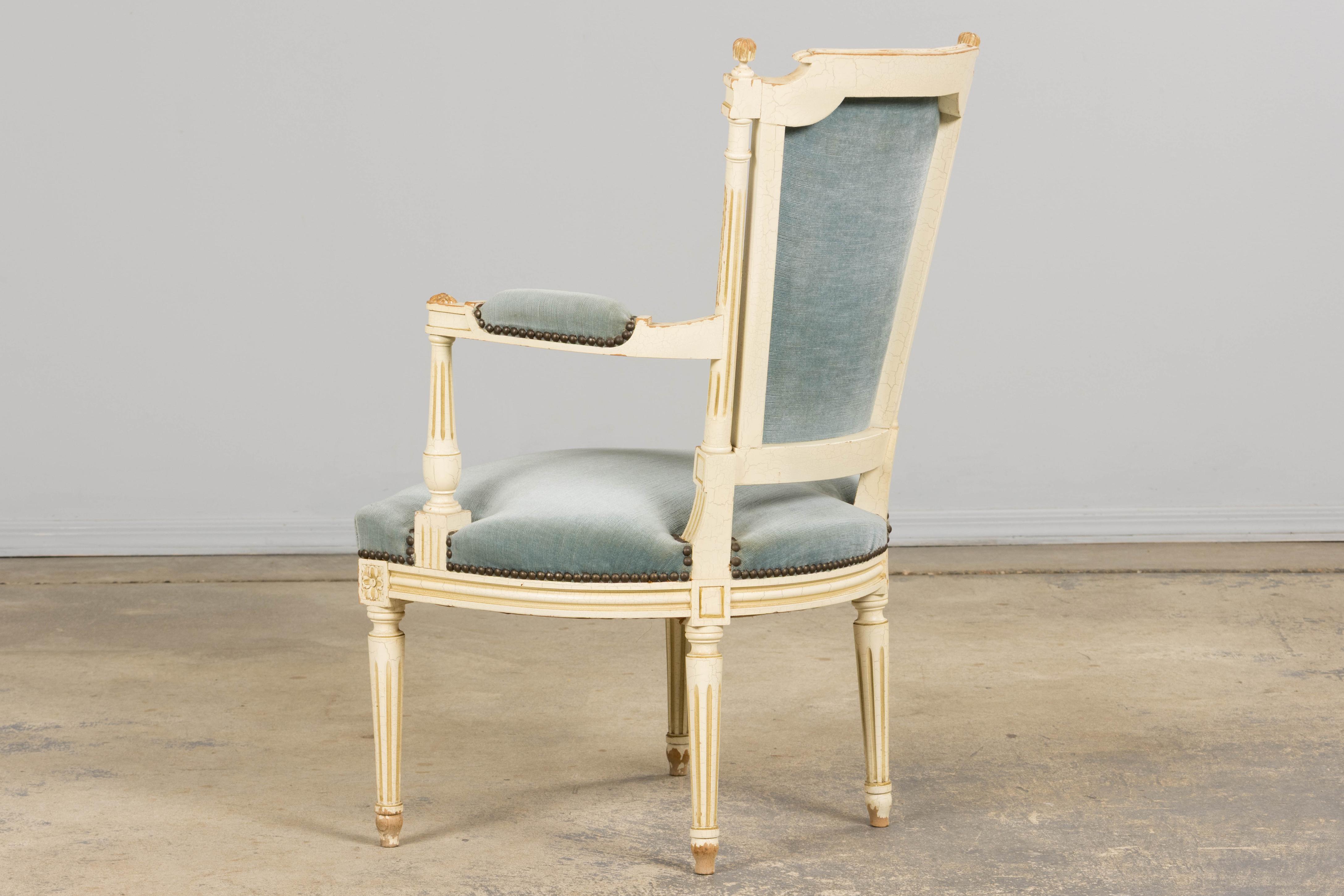 Pareja de Antiguos Sillones Franceses Pintados Estilo Luis XVI En Terciopelo Azul en venta 6