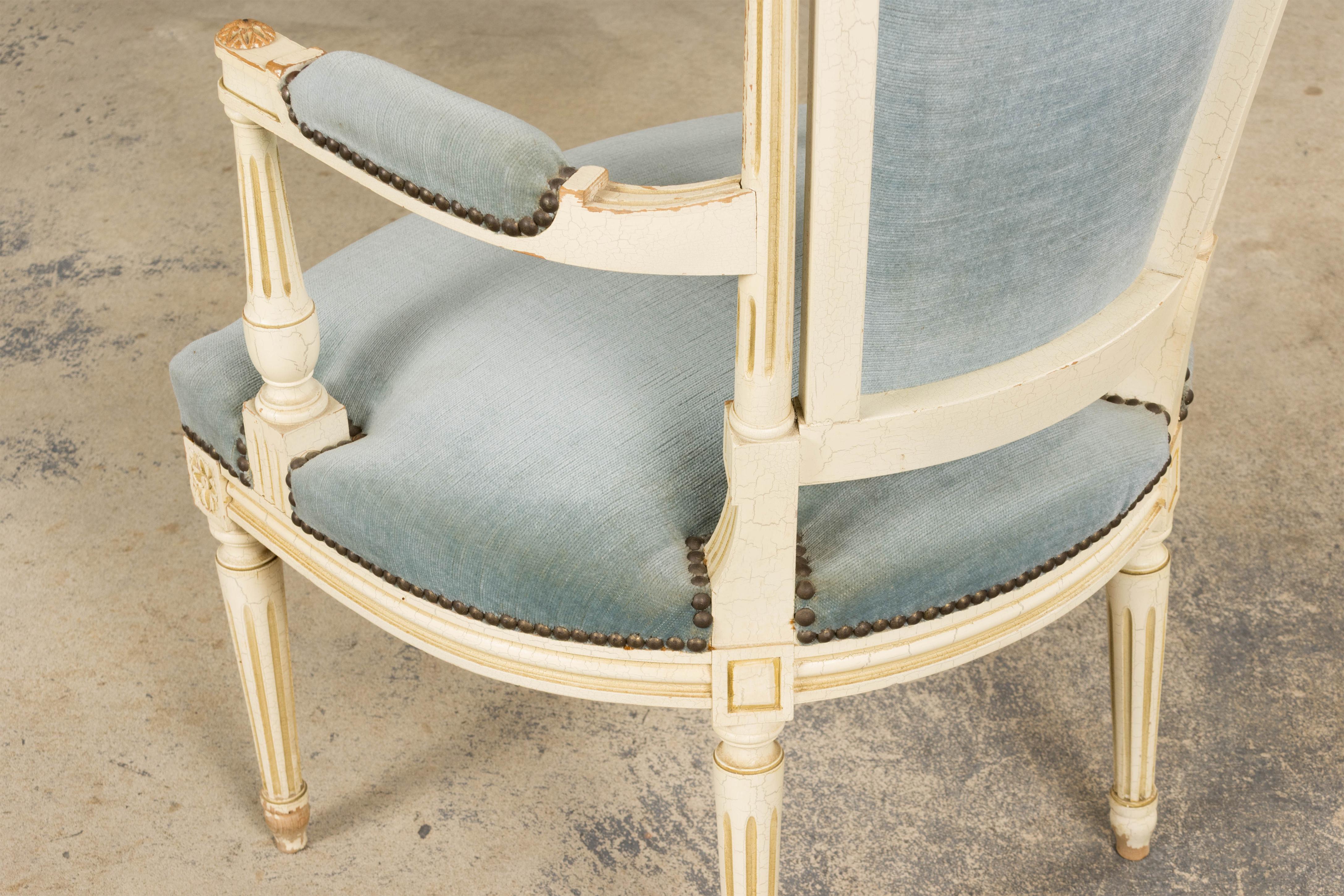 Pareja de Antiguos Sillones Franceses Pintados Estilo Luis XVI En Terciopelo Azul en venta 8