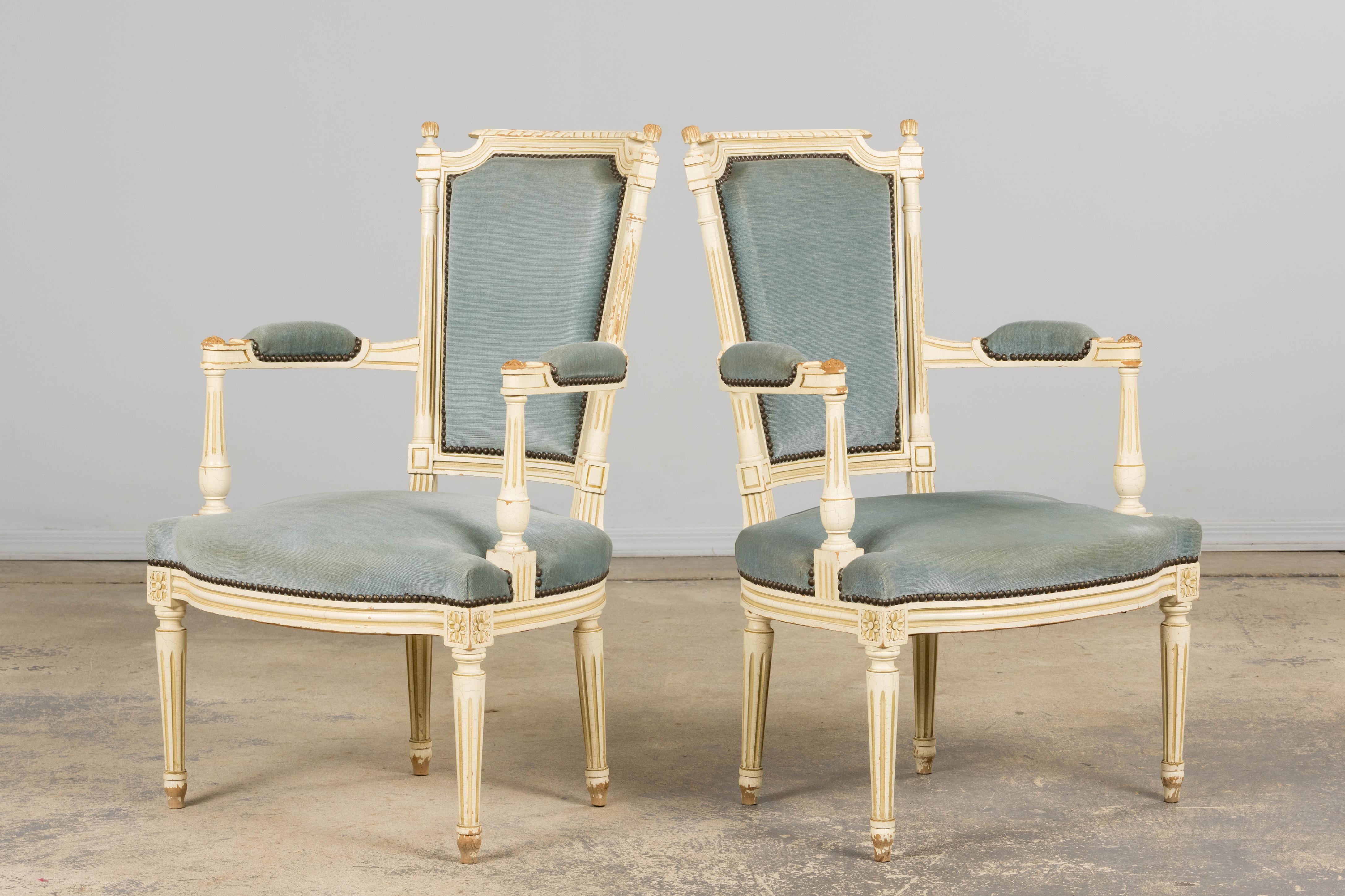 Pareja de Antiguos Sillones Franceses Pintados Estilo Luis XVI En Terciopelo Azul en venta 9